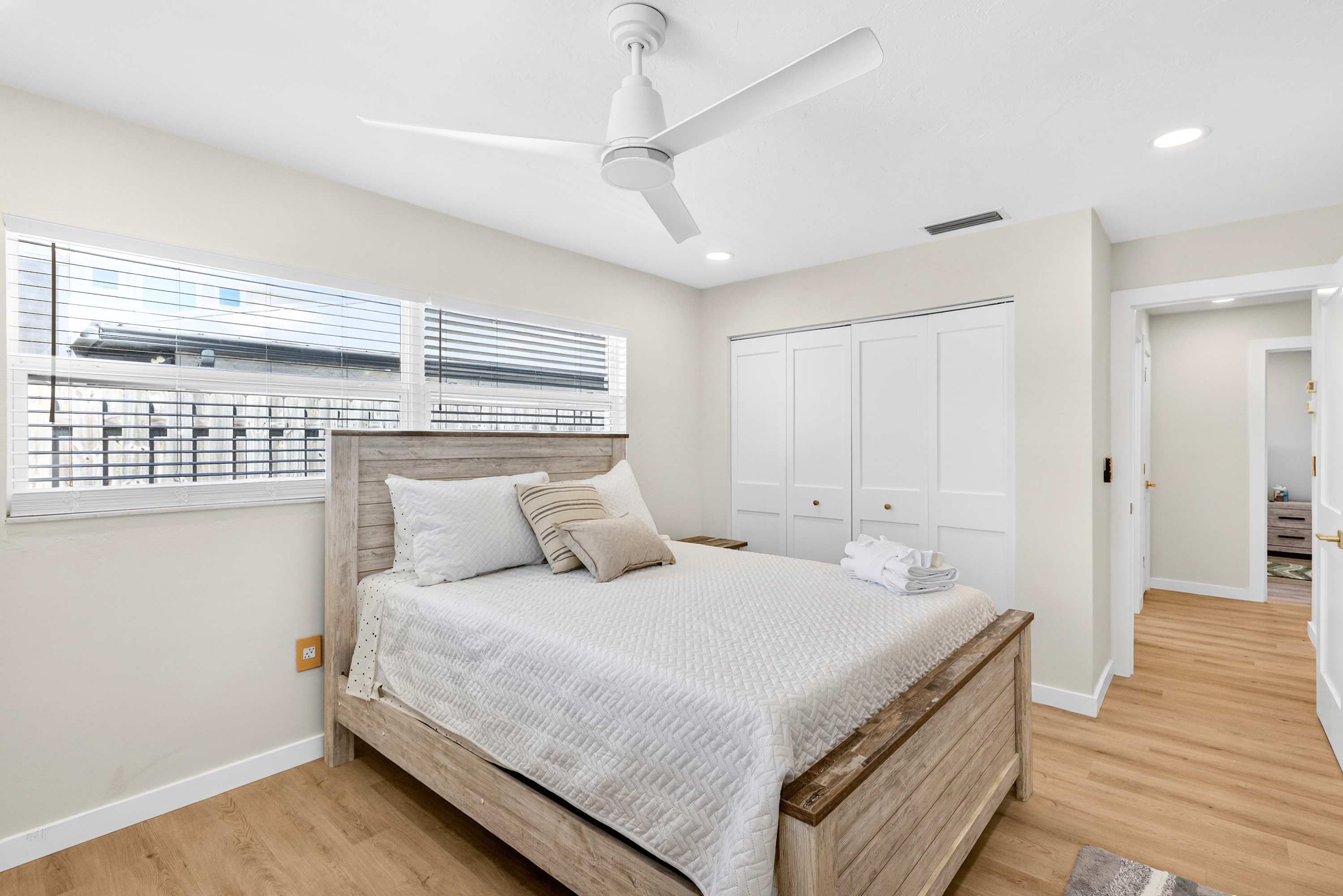 4BR Getaway Near Beach & Village  Sleeps 10 - Foto 12
