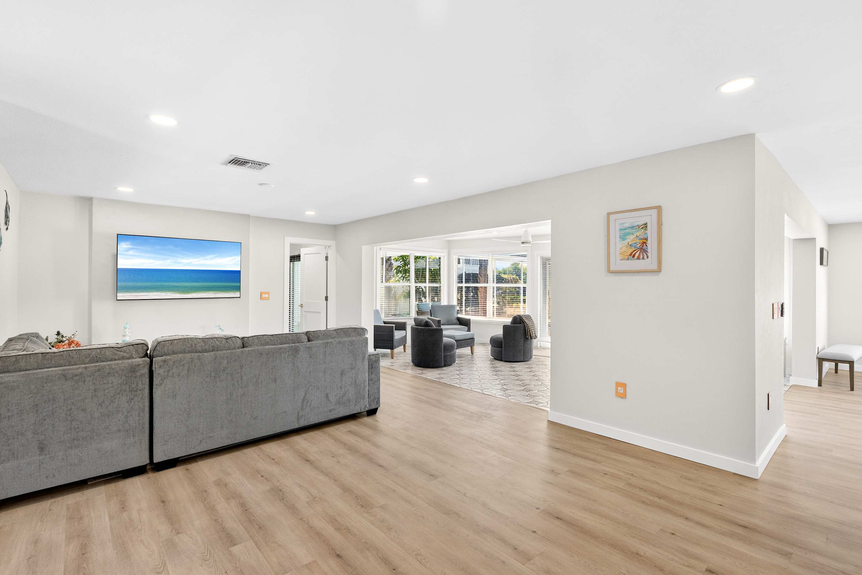 4BR Getaway Near Beach & Village  Sleeps 10 - Foto 6