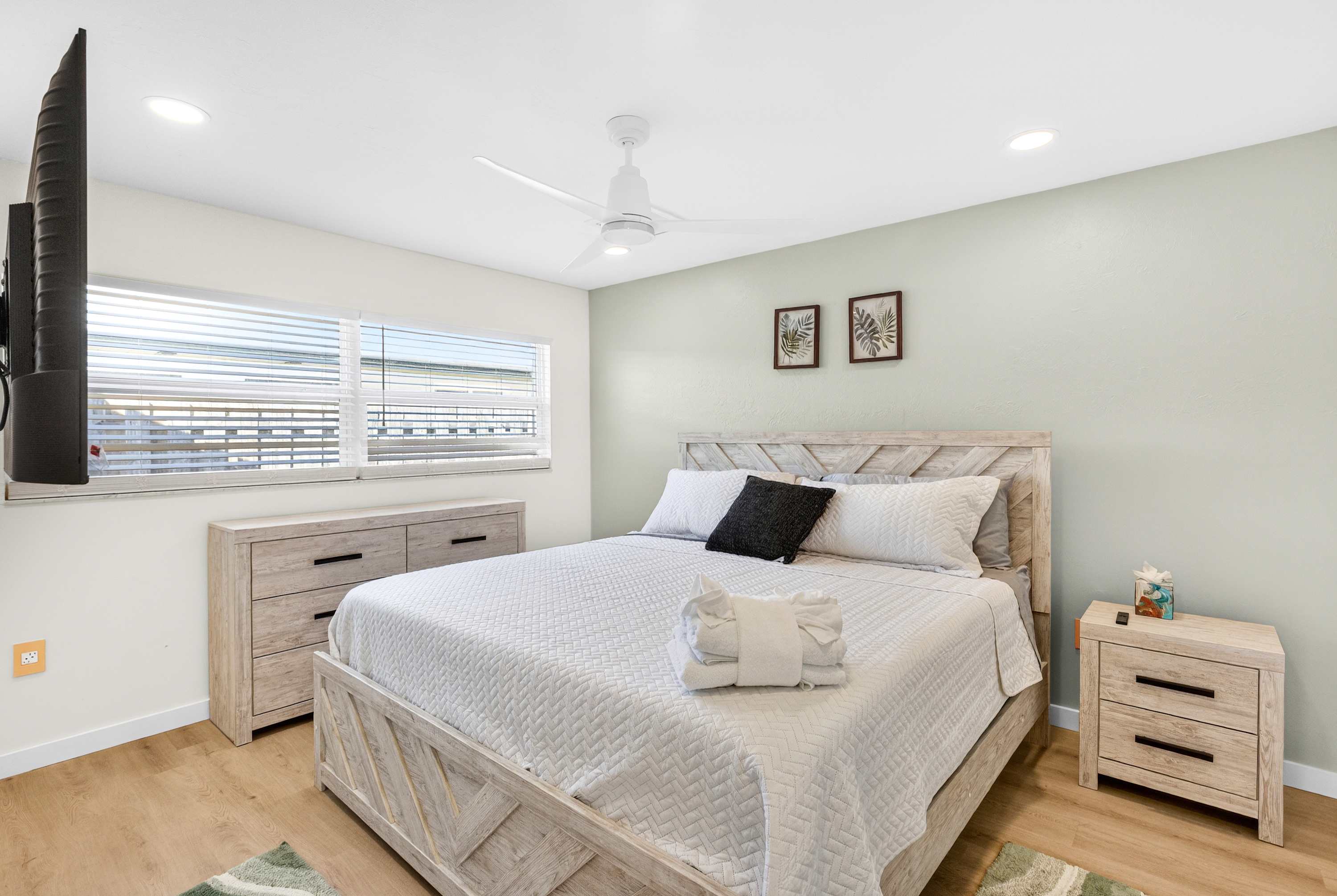4BR Getaway Near Beach & Village  Sleeps 10 - Foto 14