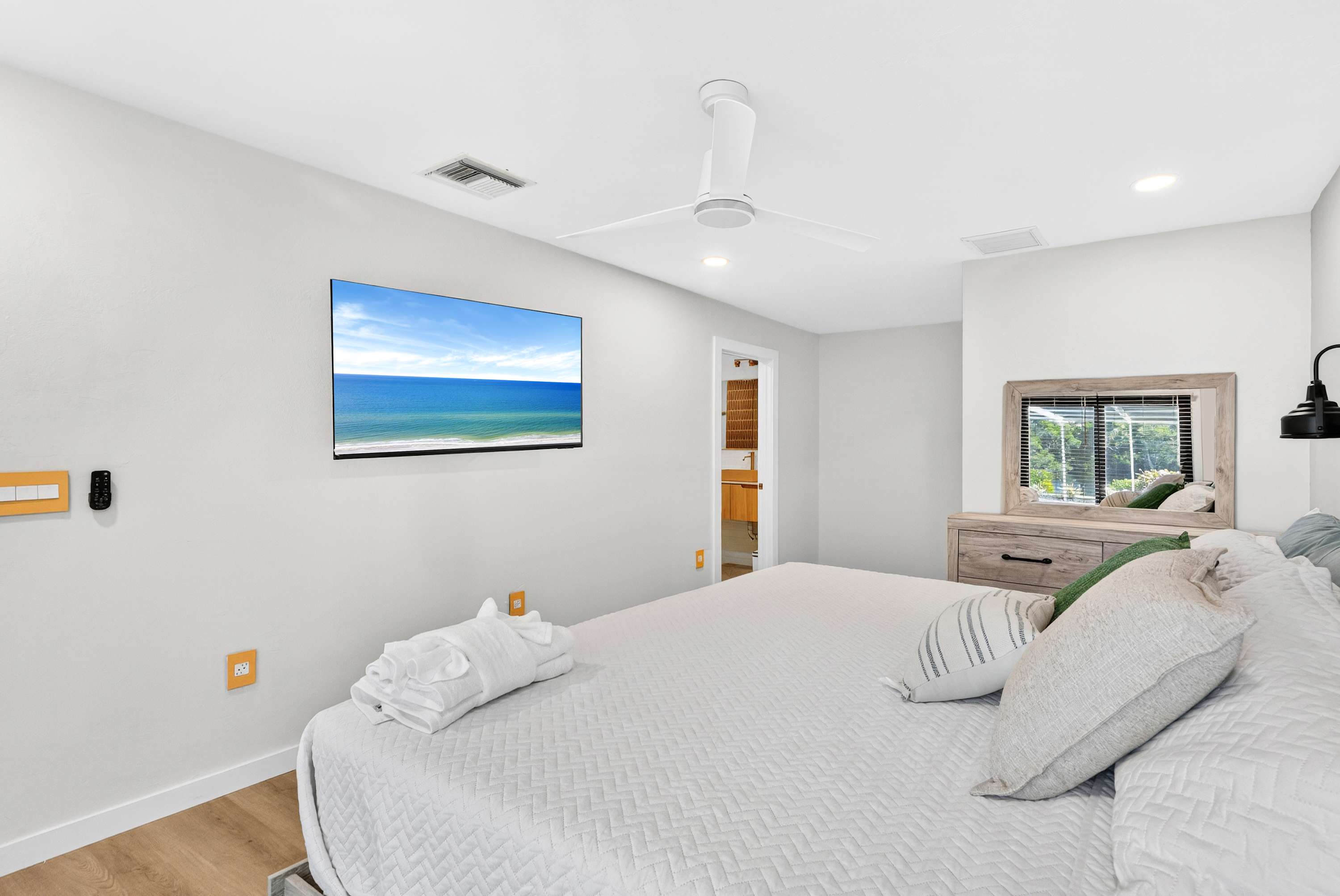 4BR Getaway Near Beach & Village  Sleeps 10 - Foto 10