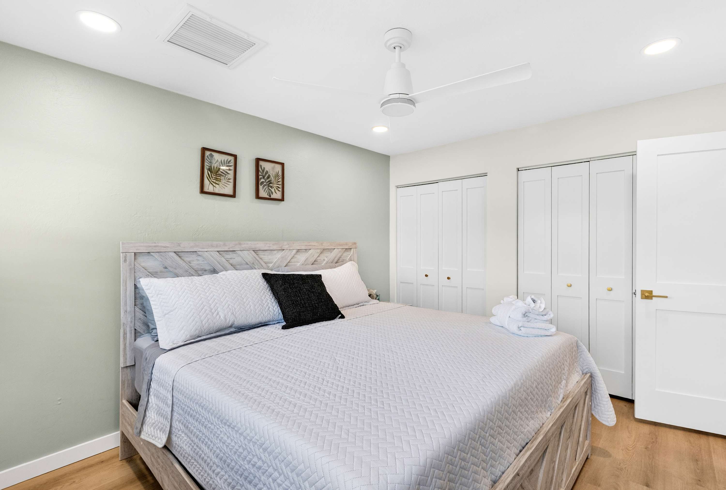 4BR Getaway Near Beach & Village  Sleeps 10 - Foto 15