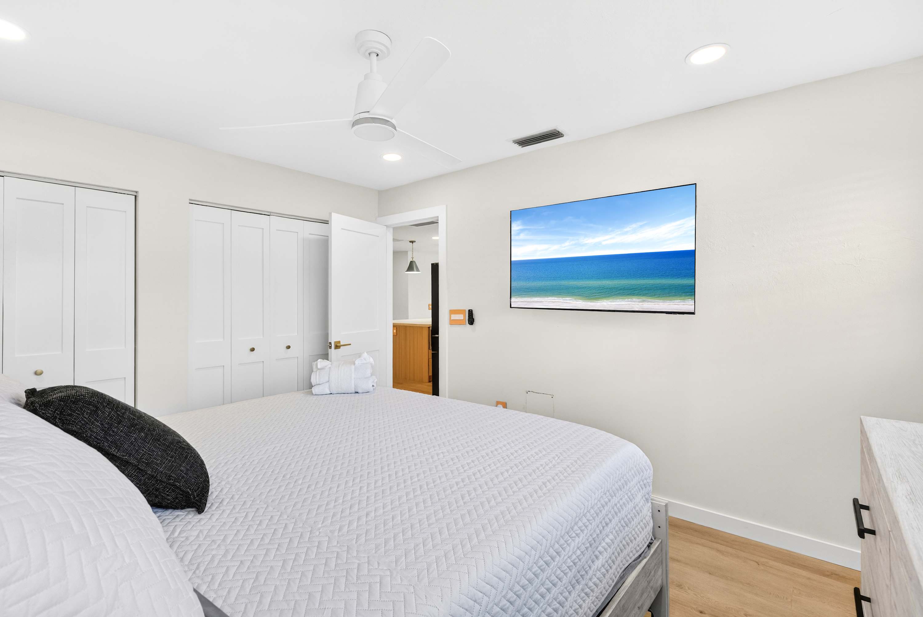 4BR Getaway Near Beach & Village  Sleeps 10 - Foto 16