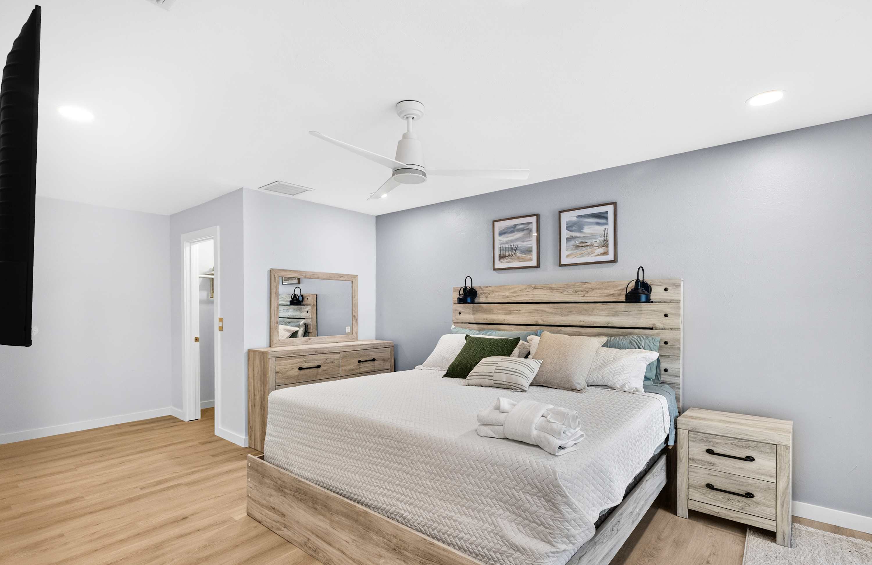 4BR Getaway Near Beach & Village  Sleeps 10 - Foto 8