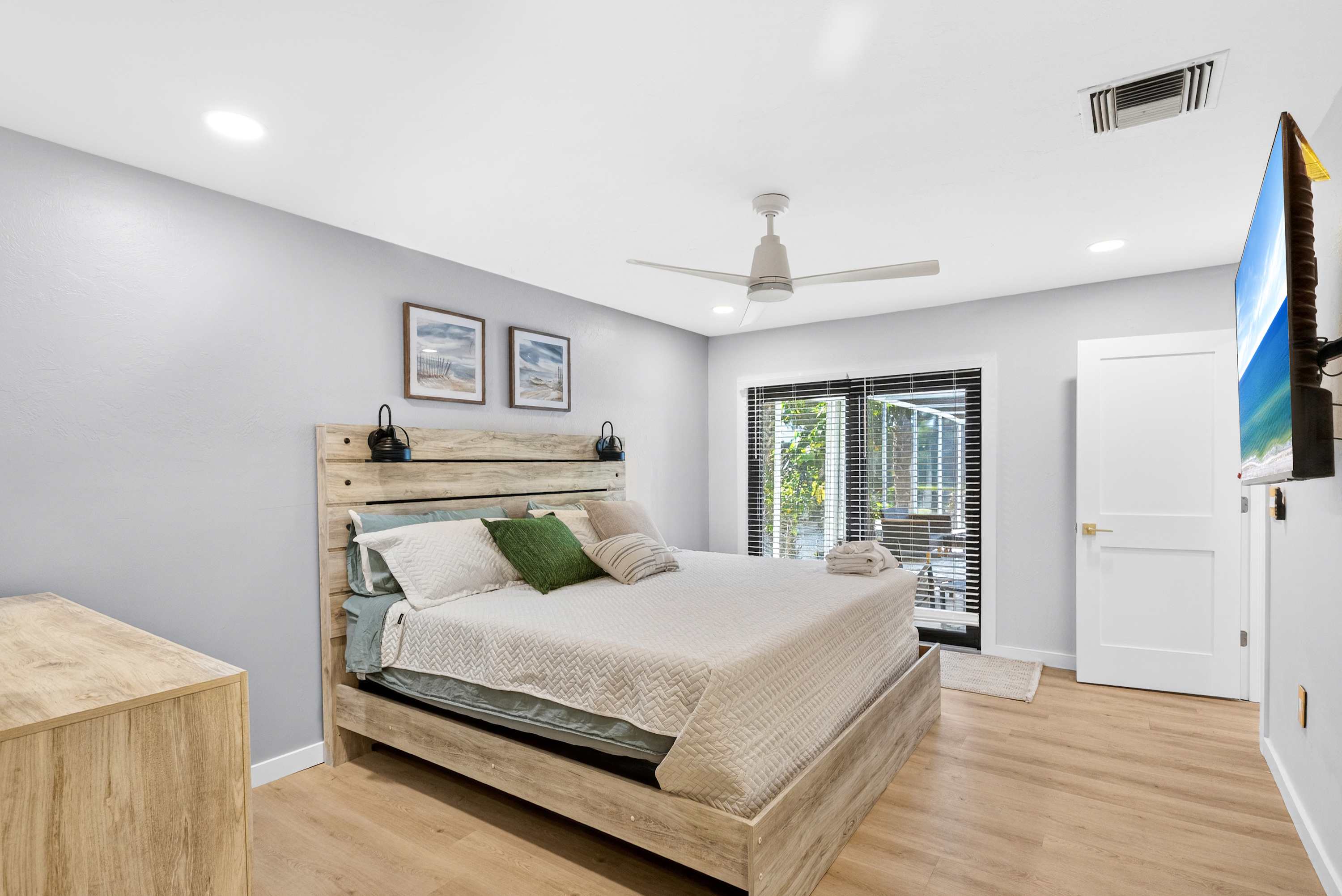 4BR Getaway Near Beach & Village  Sleeps 10 - Foto 9