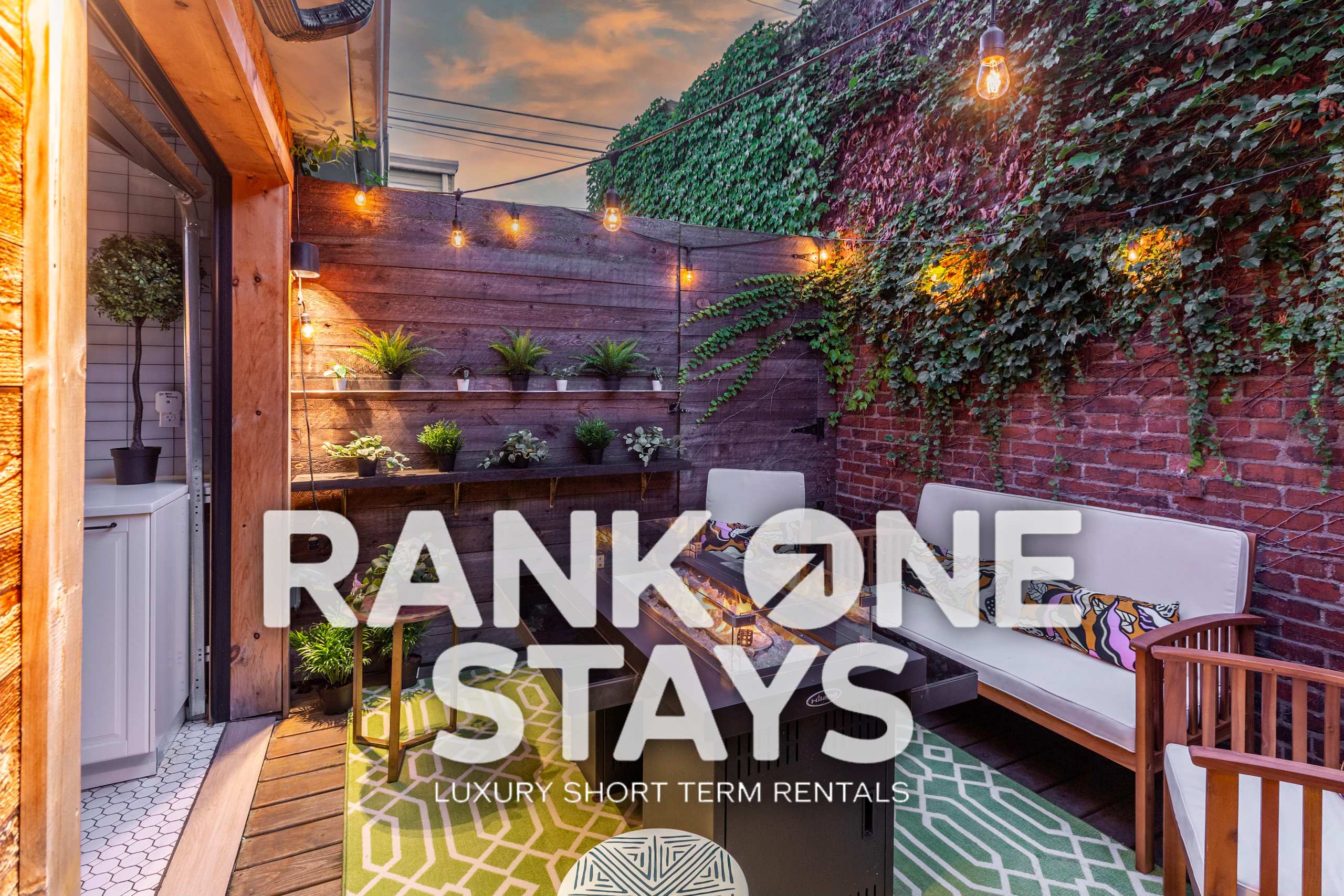 King Bed | Garage Door Patio | Free Parking