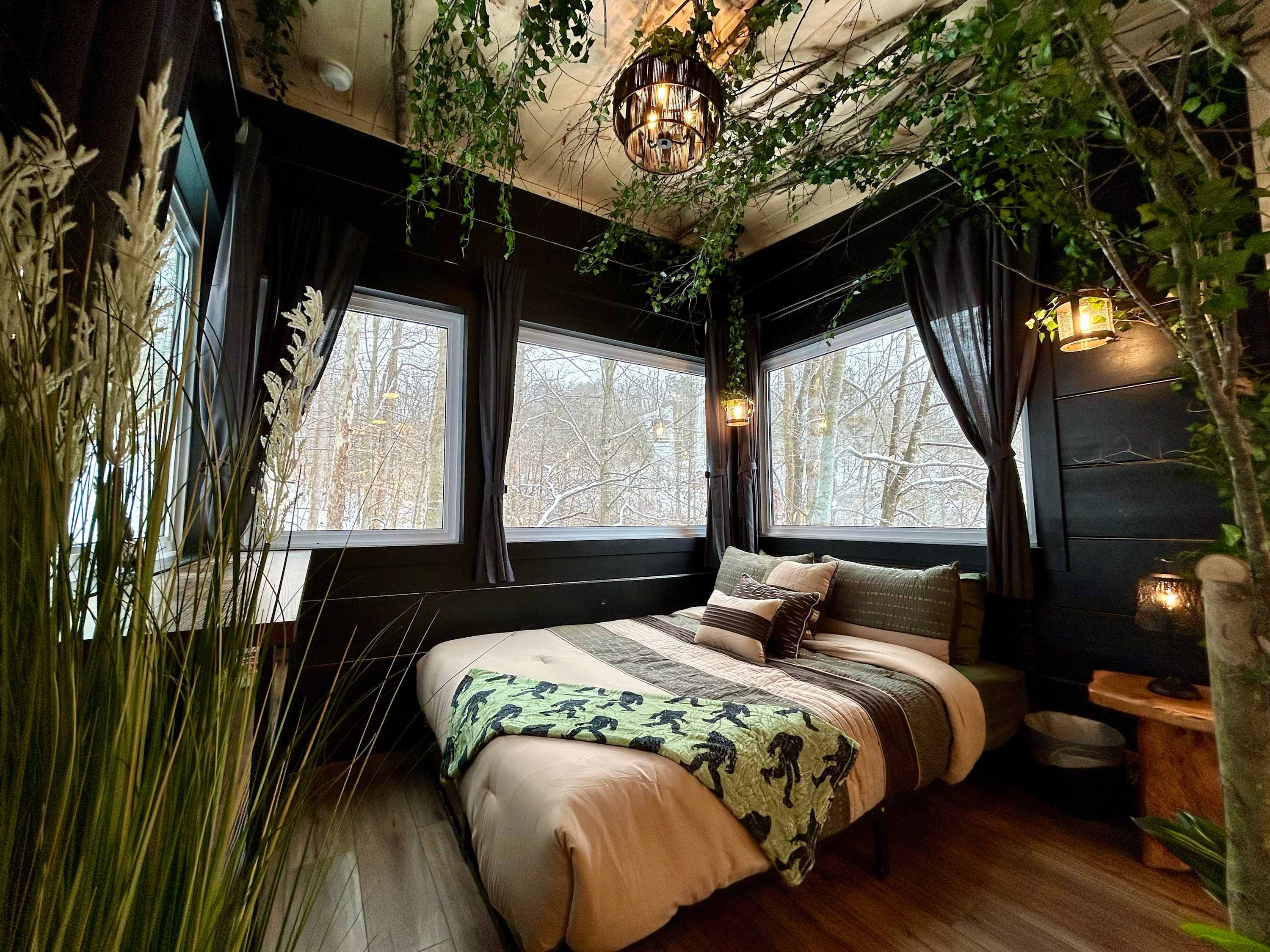Bigfoot's Bluff | Hot Tub| Forest Canopy Cabin RRG | Located 5 Min From Nada Tunnel! — Slade, KY — vacation rental