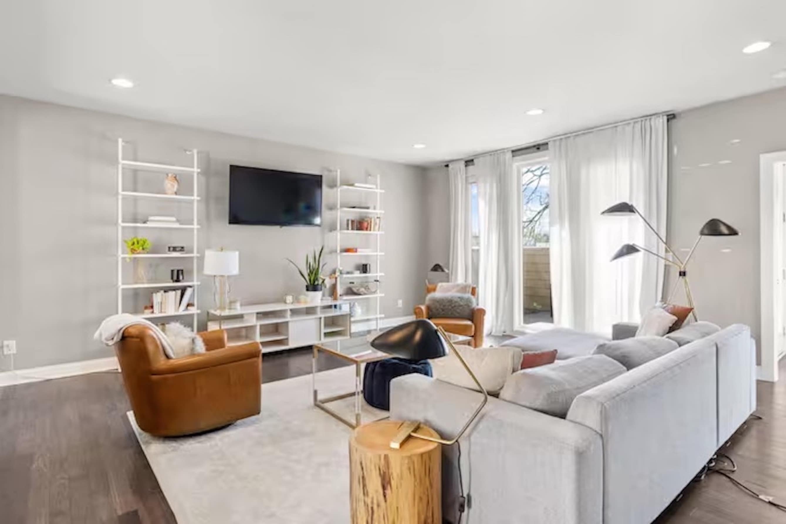 East Nash Gem for 10 w/Balcony, Close to Broadway!