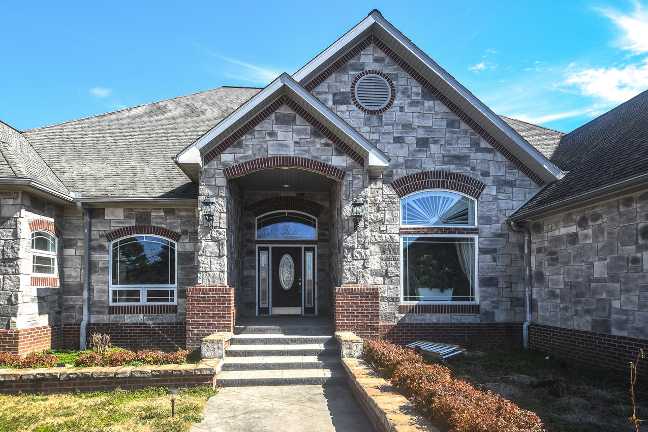 Entrance/ Exterior Front
