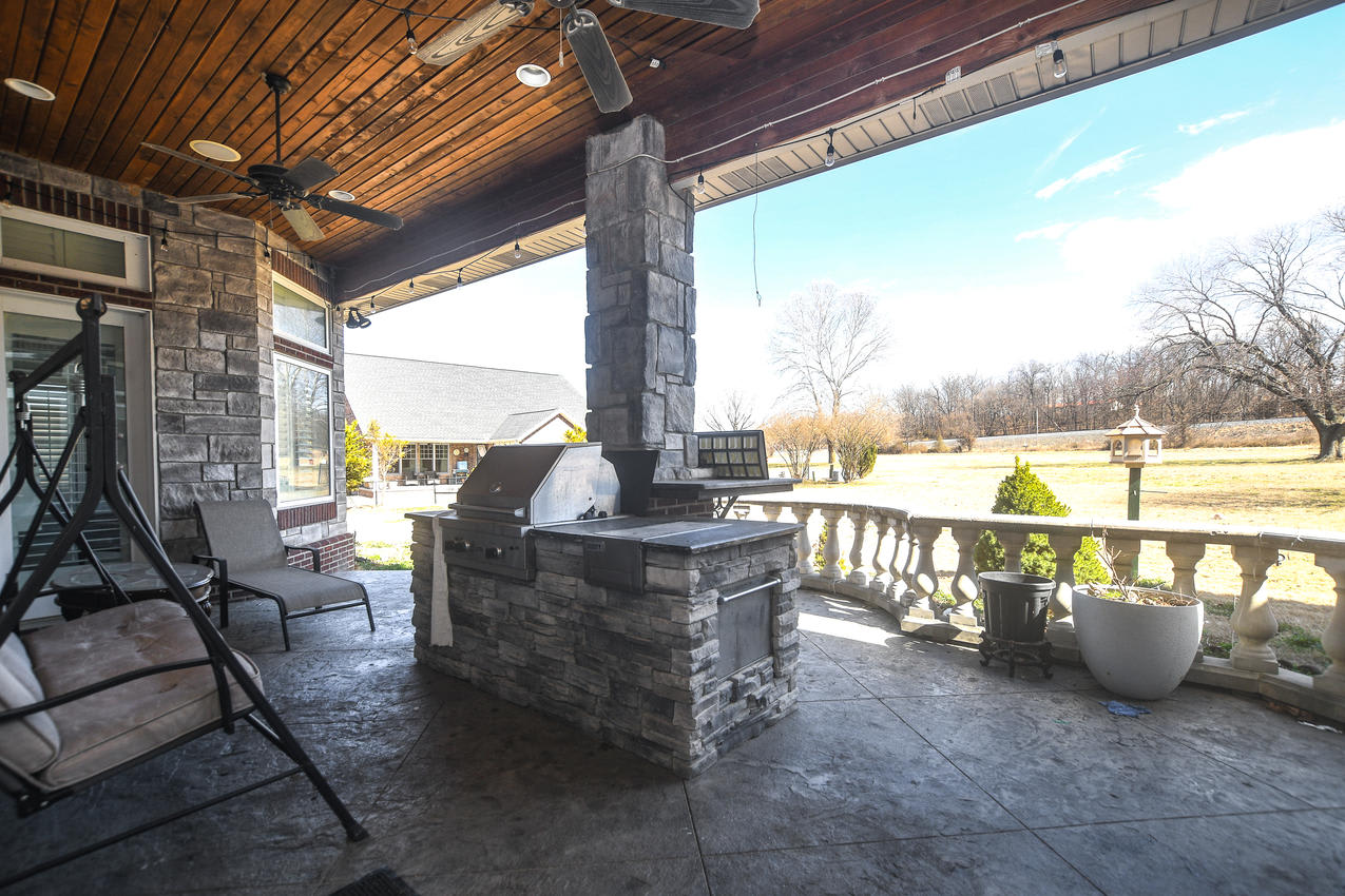 Covered Back Patio w/ outdoor Kitchen