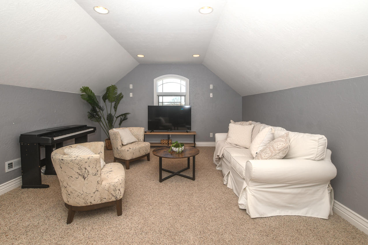 Upstairs Bonus Room w/ Sofa Bed