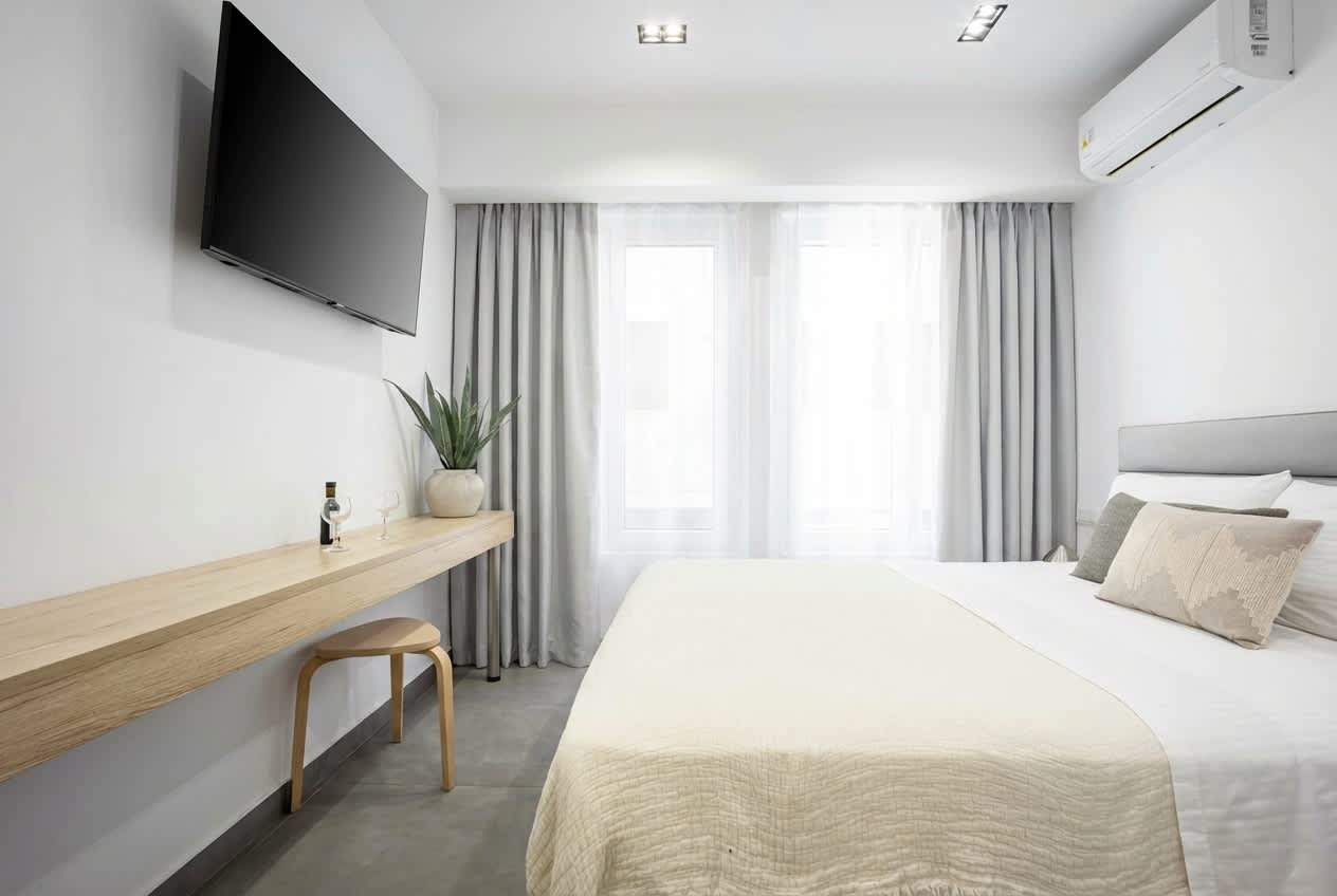 Stylish Studio | Syntagma-Ermou | Worn Entrance