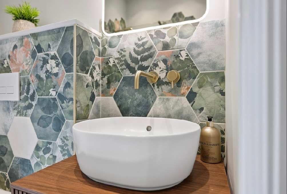 Modern bathroom with vibrant tiling.