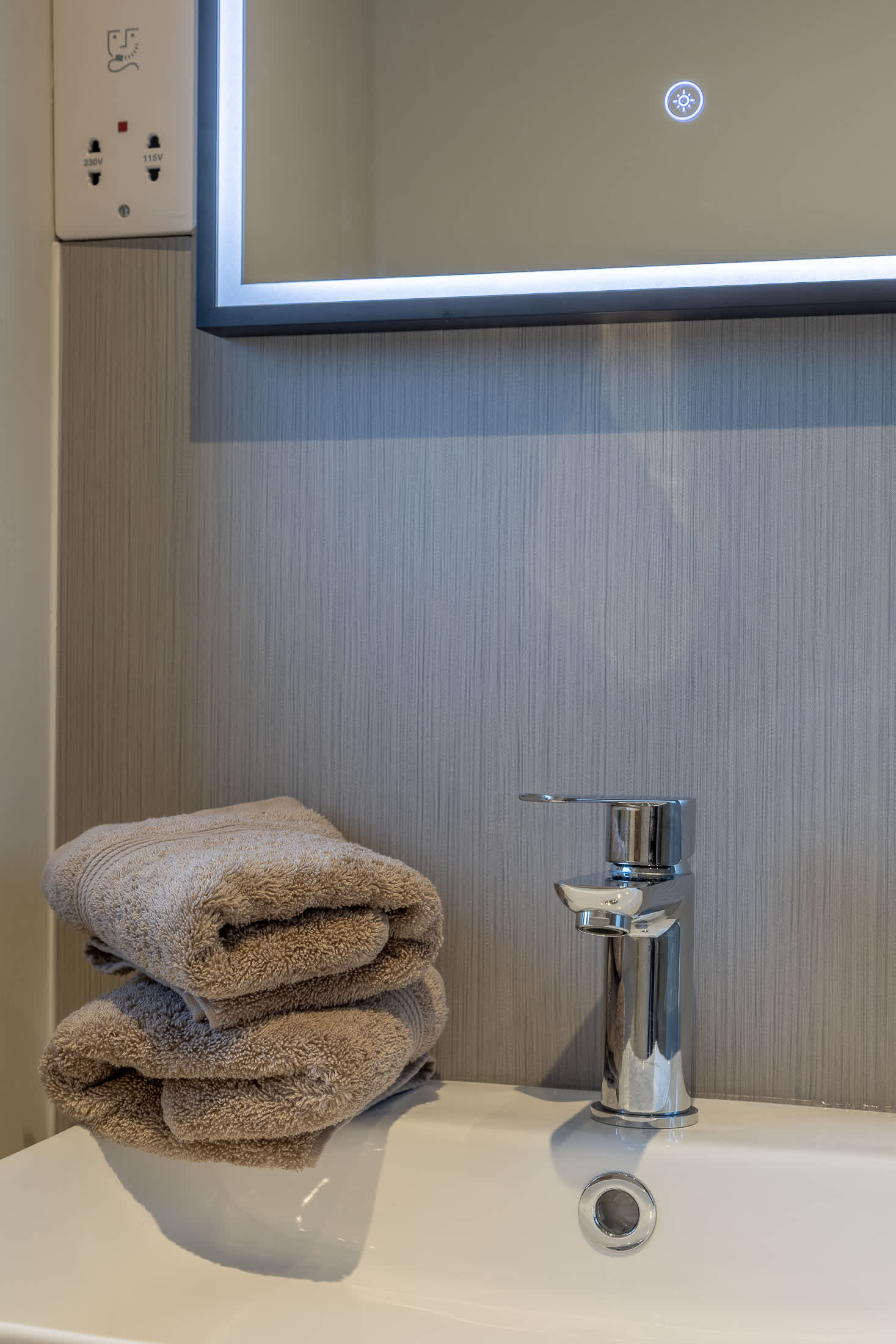 View Stylish 2-BR Apt | Parking & Wi-Fi | Sleeps 4 in 5 Riverside Gardens IV3 5TB Stylish 2-BR Apt | Parking & Wi-Fi | Sleeps 4 in 5 Riverside Gardens IV3 5TB - Property image 13 - VivreStays