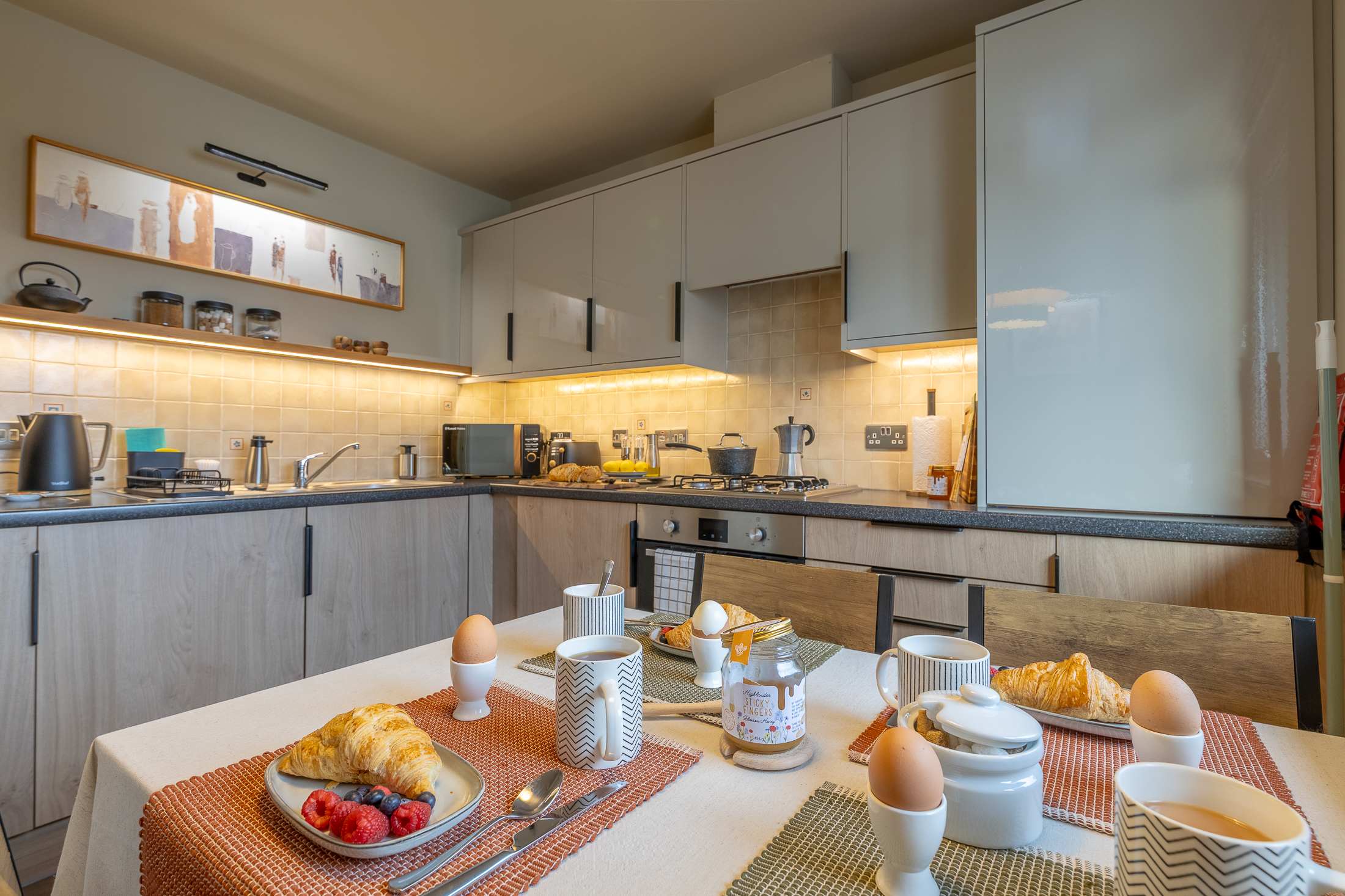 View Stylish 2-BR Apt | Parking & Wi-Fi | Sleeps 4 in 5 Riverside Gardens IV3 5TB Stylish 2-BR Apt | Parking & Wi-Fi | Sleeps 4 in 5 Riverside Gardens IV3 5TB - Property image 23 - VivreStays