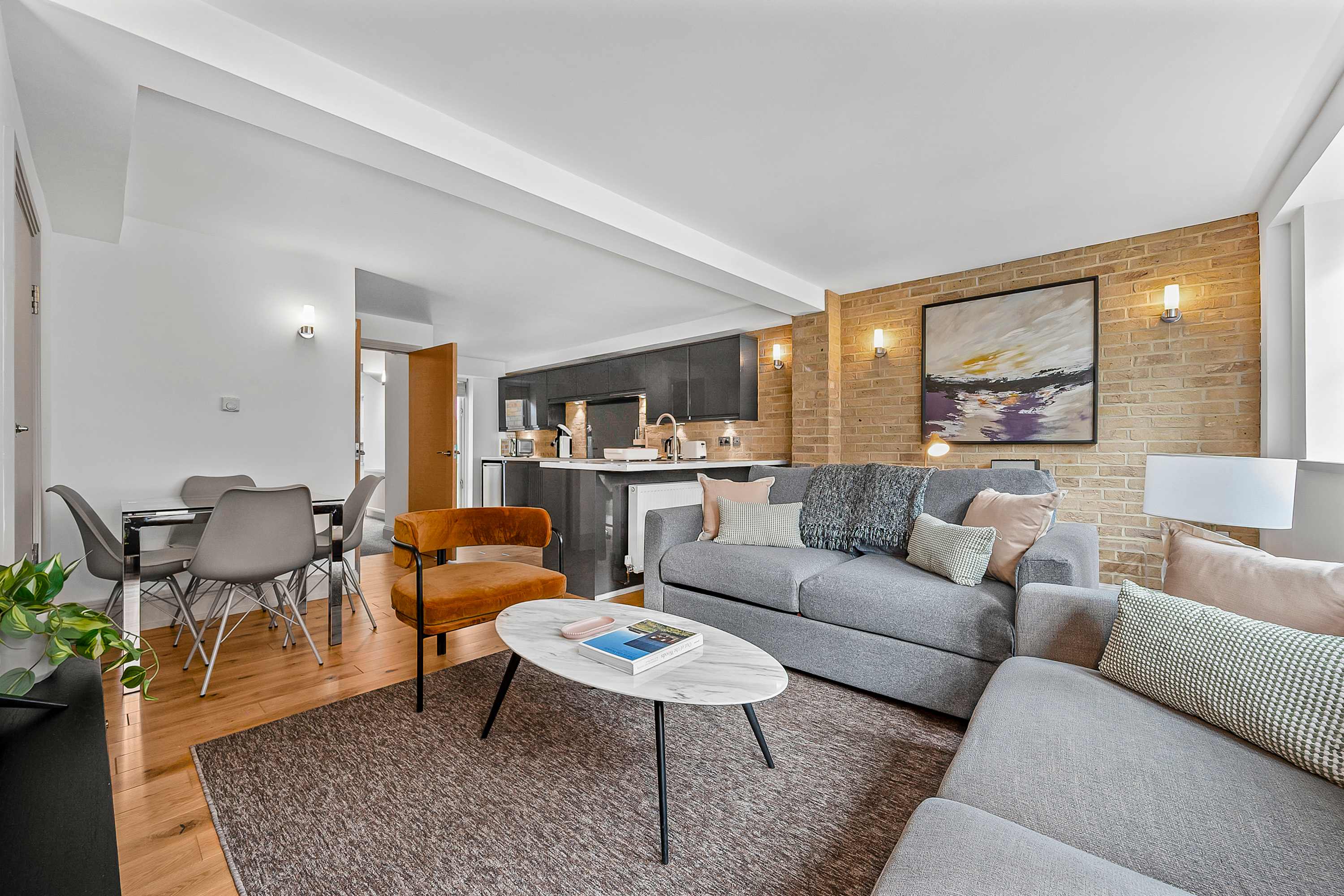 Bright 1-Bed Soho Flat - Sleeps 4 - Workspace serviced apartment - UK - VivreStays