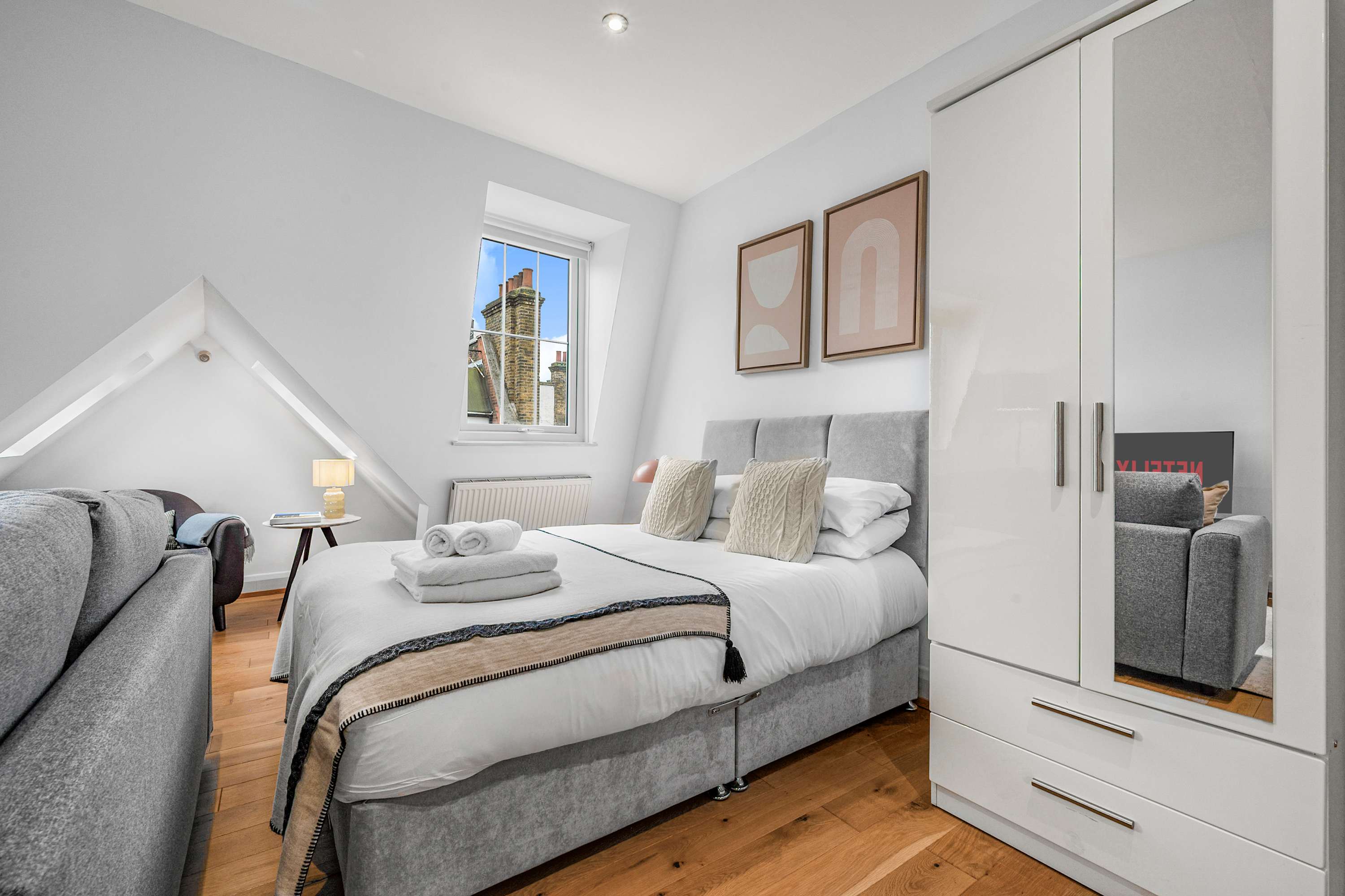 Skylit Top-Floor Studio - Soho - Sleeps 4 in Bateman Street, 5 W1D - Property image 4 - VivreStays
