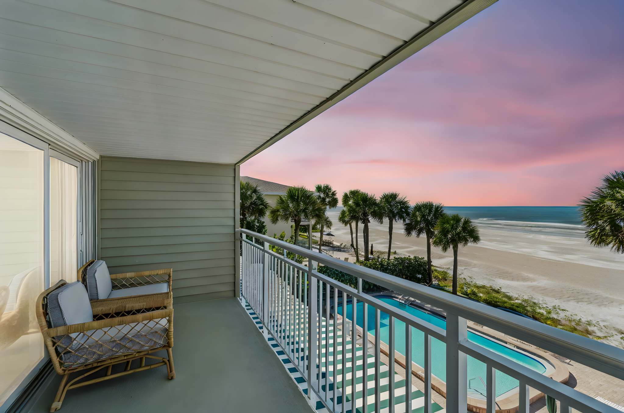 Beachfront Bliss - Outdoor Pool - Sleeps 6 — Belleair Beach, FL — vacation rental