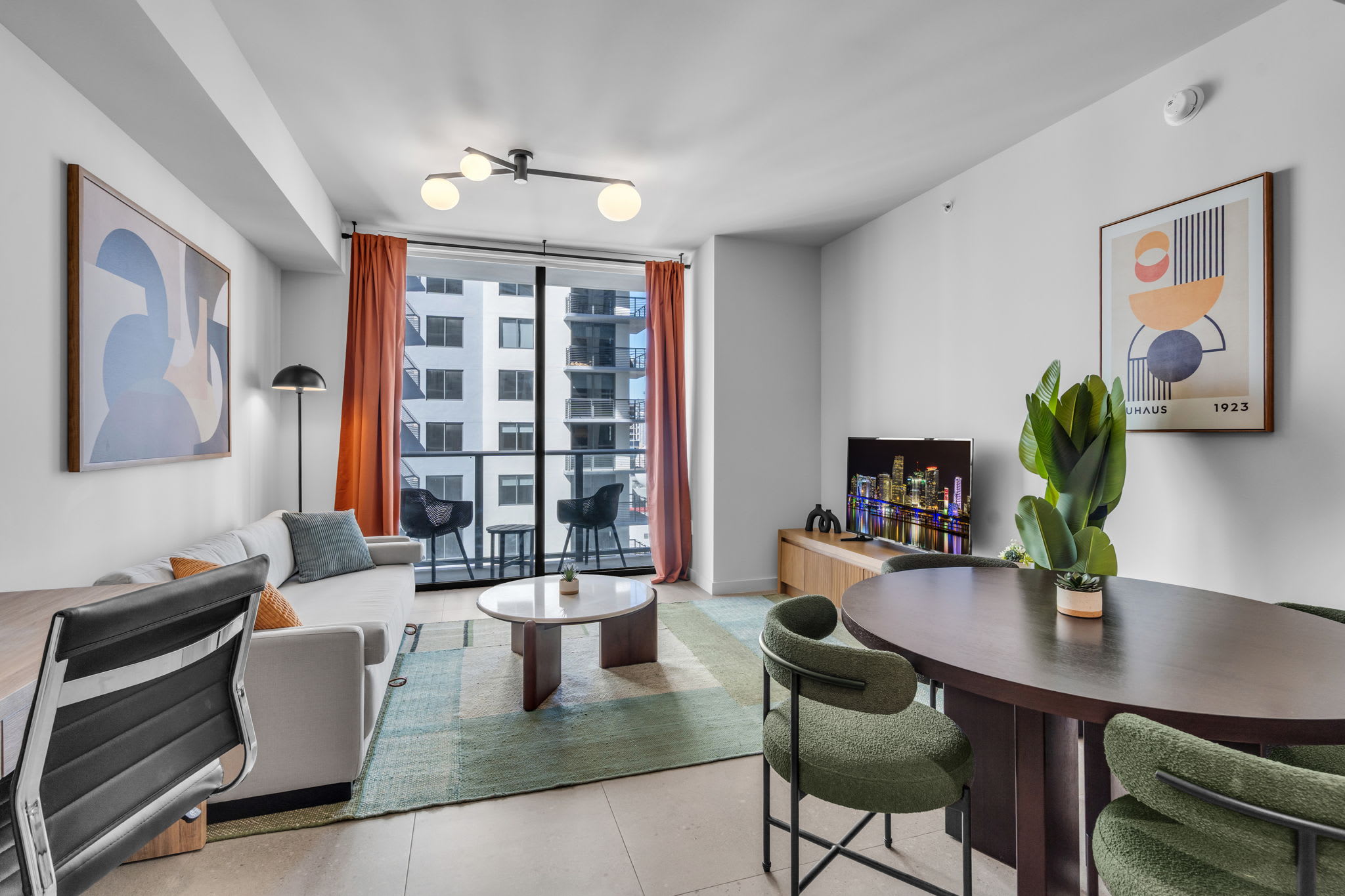 Stylish Urban 1BR Downtown Rooftop Pool & Views
