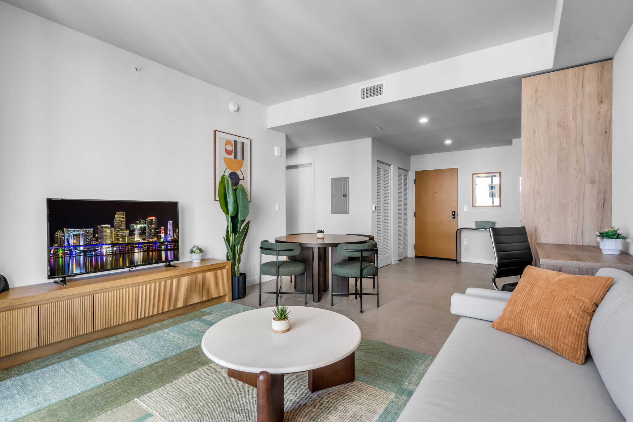 Stylish Urban 1BR Downtown Rooftop Pool & Views