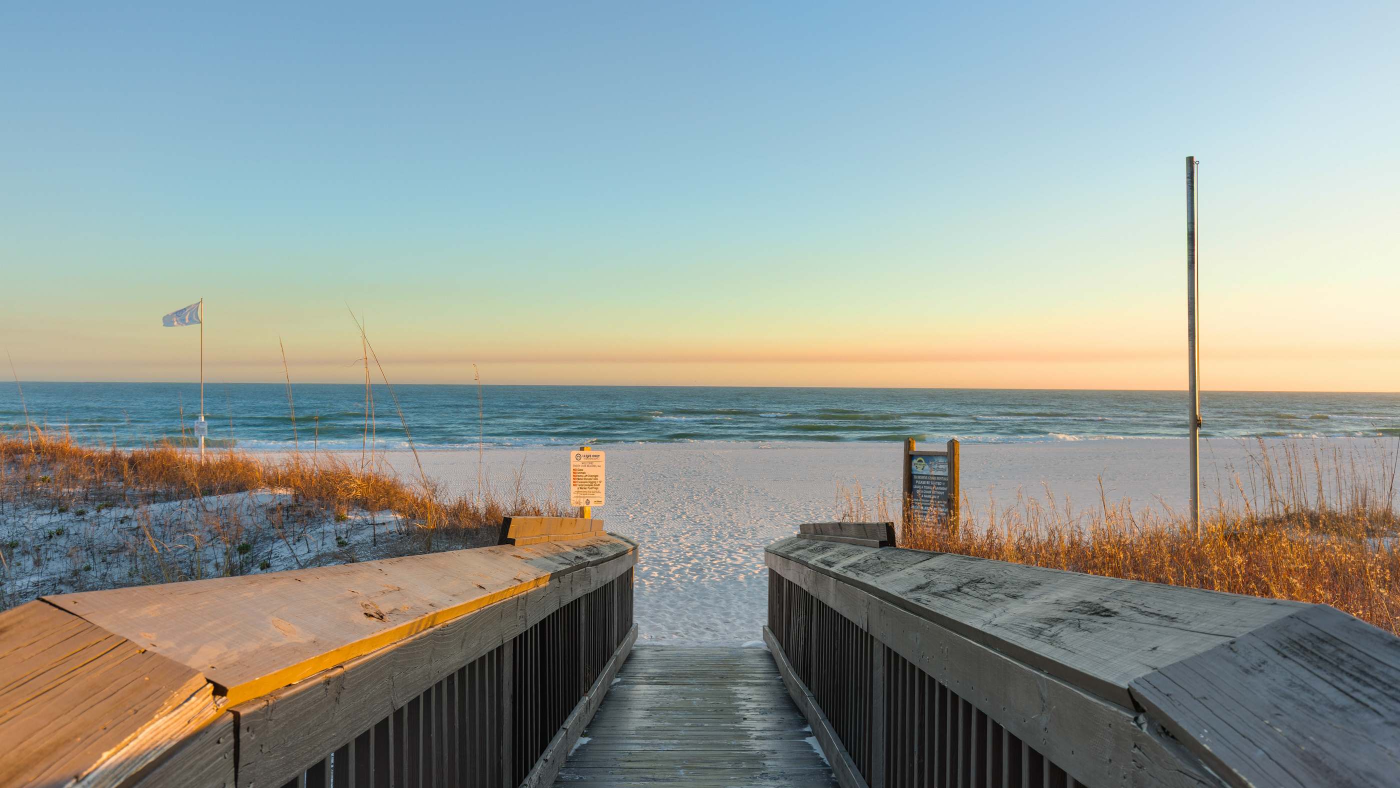 This building has a walkover that leads you directly to the beach! You’ll have your toes in the sand in no time. 