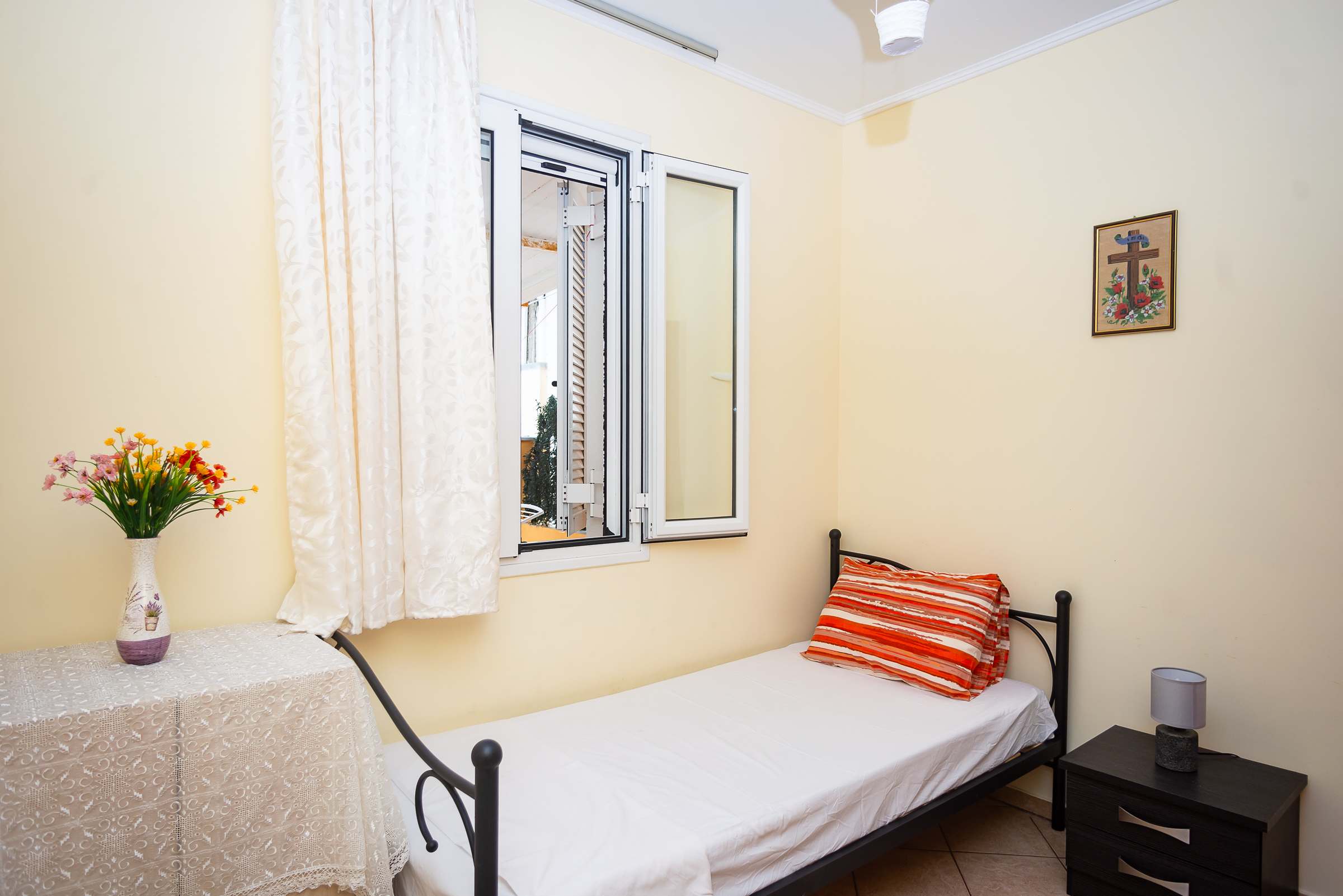 Spacious 2 Bd Detached House in Kefalonia w Patio in Kefalonia — photo 4