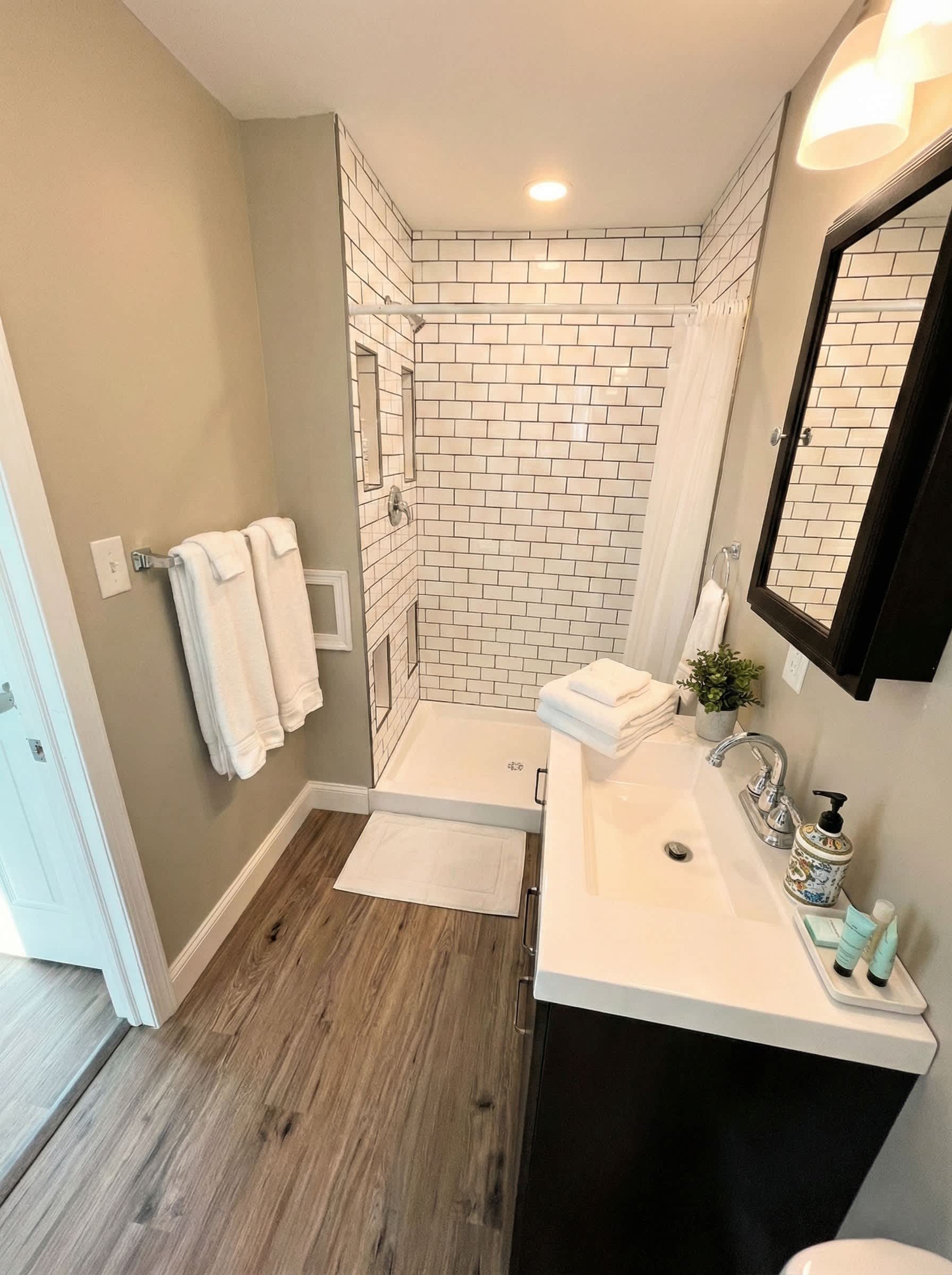 Modern Loft with Skyline Views - King & Queen Beds, Close to Downtown! 5