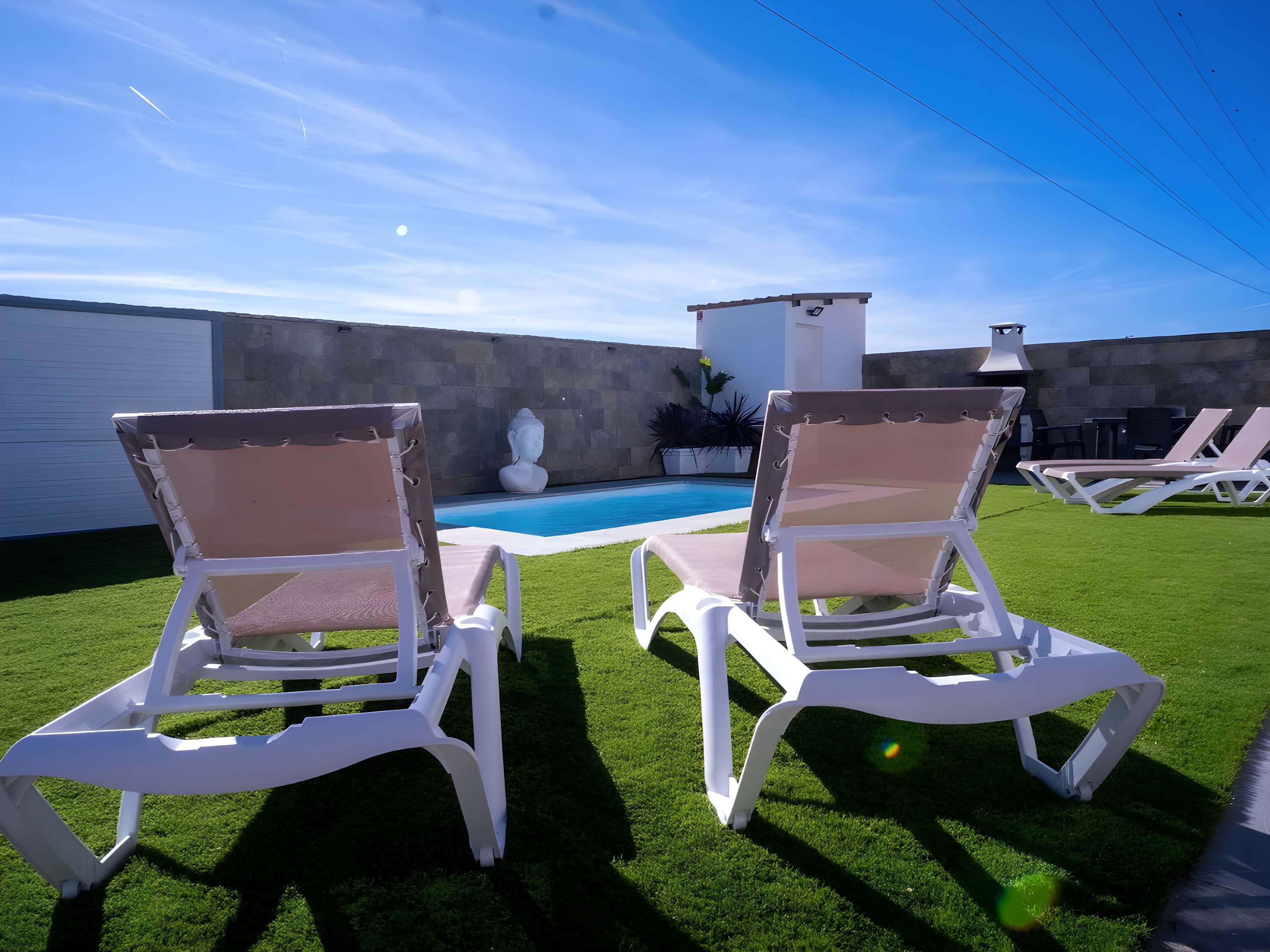 Encantador Chalet con Piscina y Terraza Soleada cerca del Mar en Conil - image 5