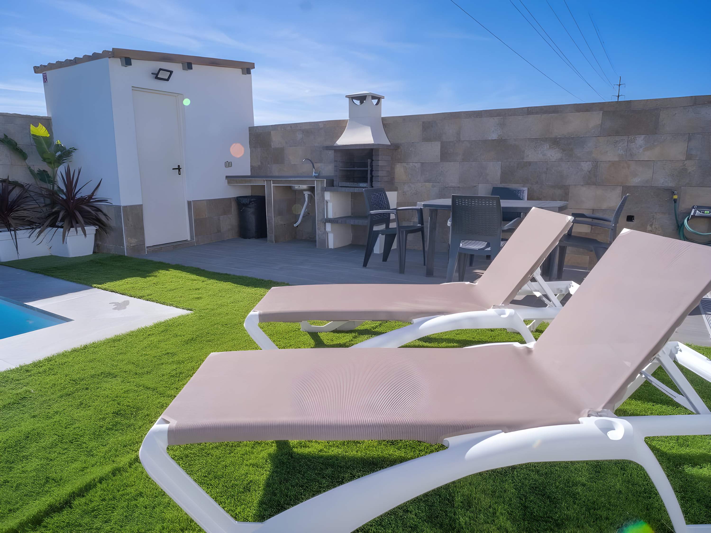 Encantador Chalet con Piscina y Terraza Soleada cerca del Mar en Conil - image 6