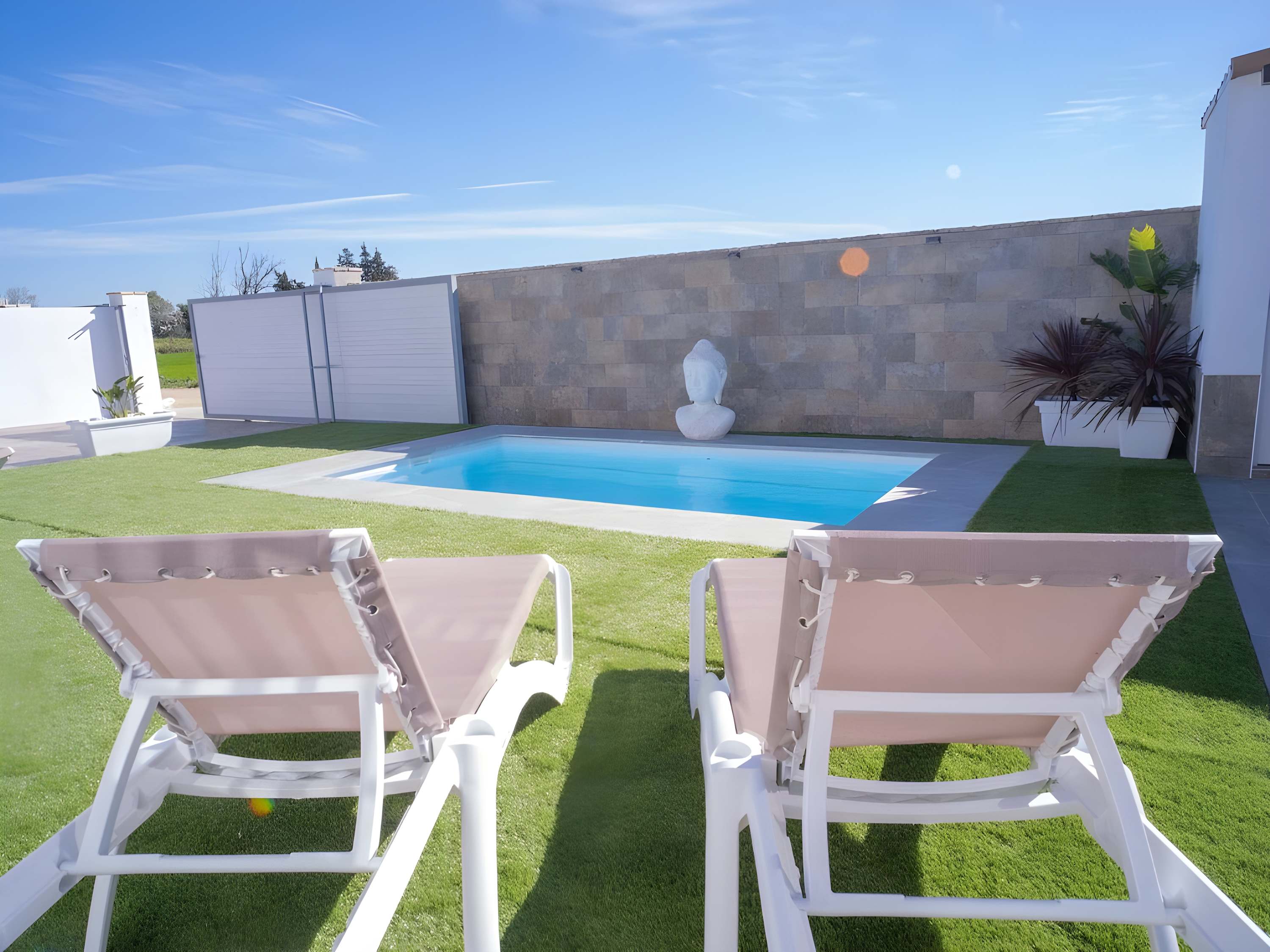 Encantador Chalet con Piscina y Terraza Soleada cerca del Mar en Conil - image 2