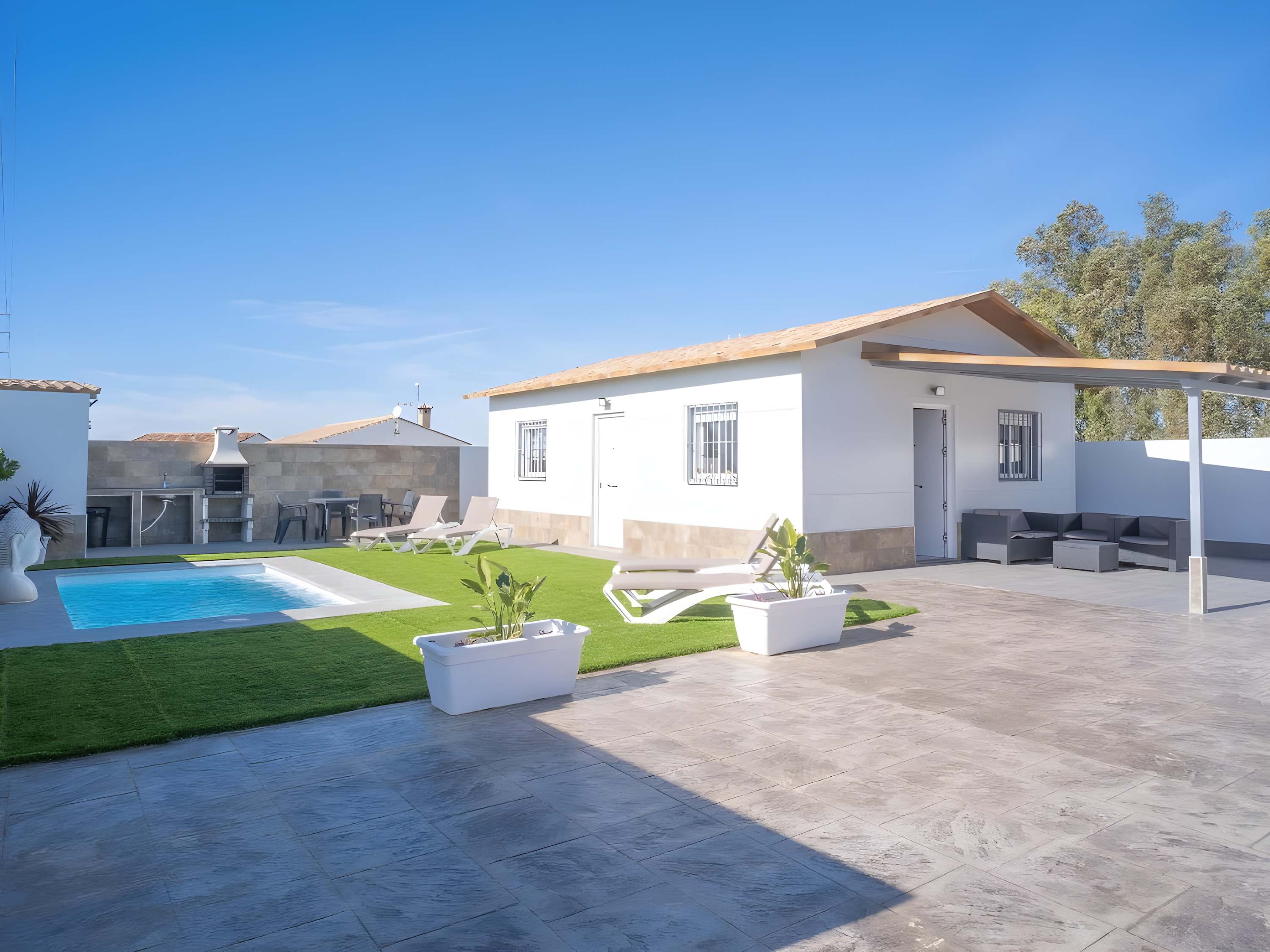 Encantador Chalet con Piscina y Terraza Soleada cerca del Mar en Conil - image 7