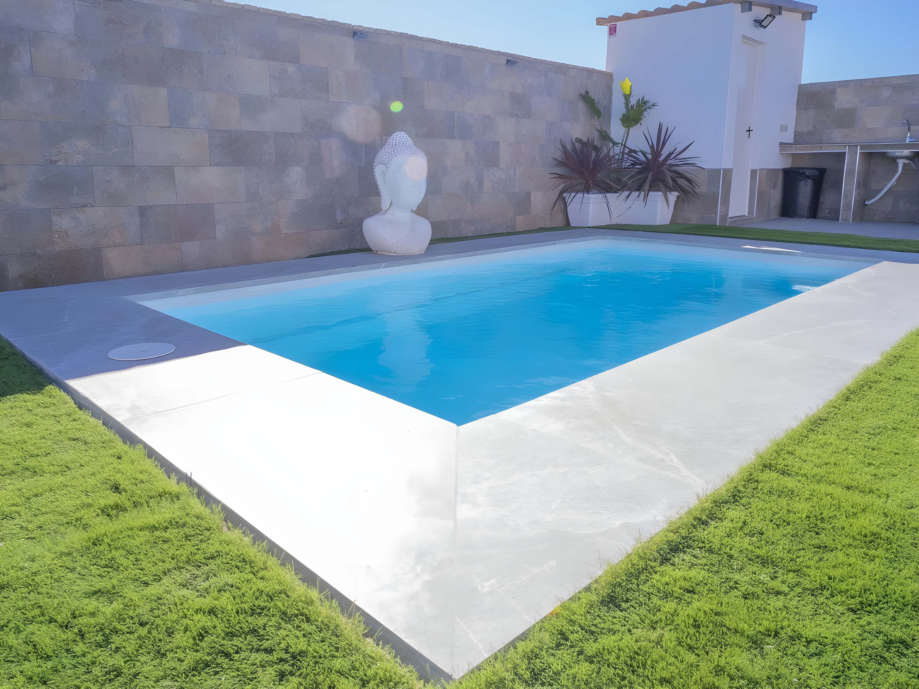 Encantador Chalet con Piscina y Terraza Soleada cerca del Mar en Conil - image 3