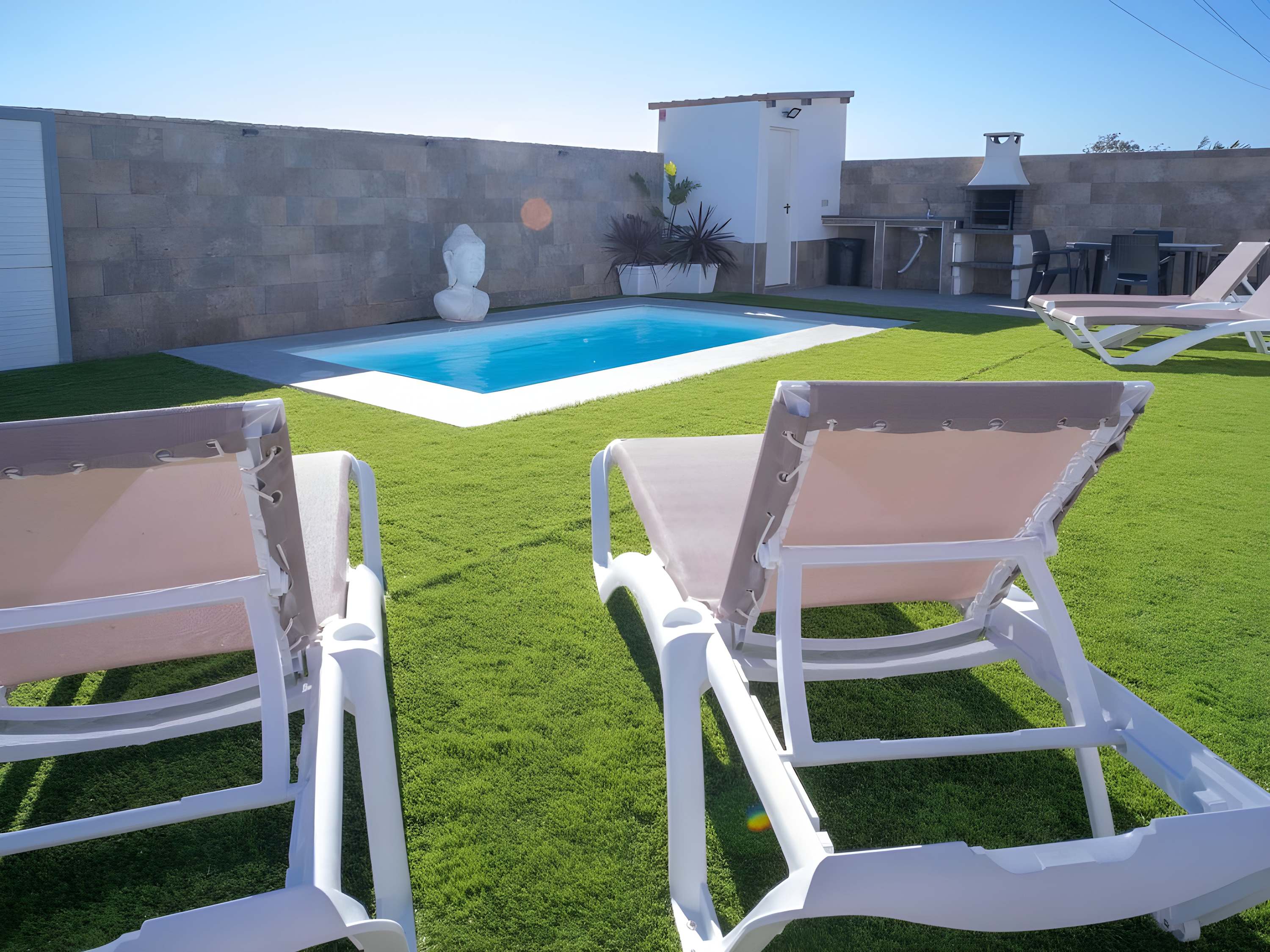 Encantador Chalet con Piscina y Terraza Soleada cerca del Mar en Conil - image 32