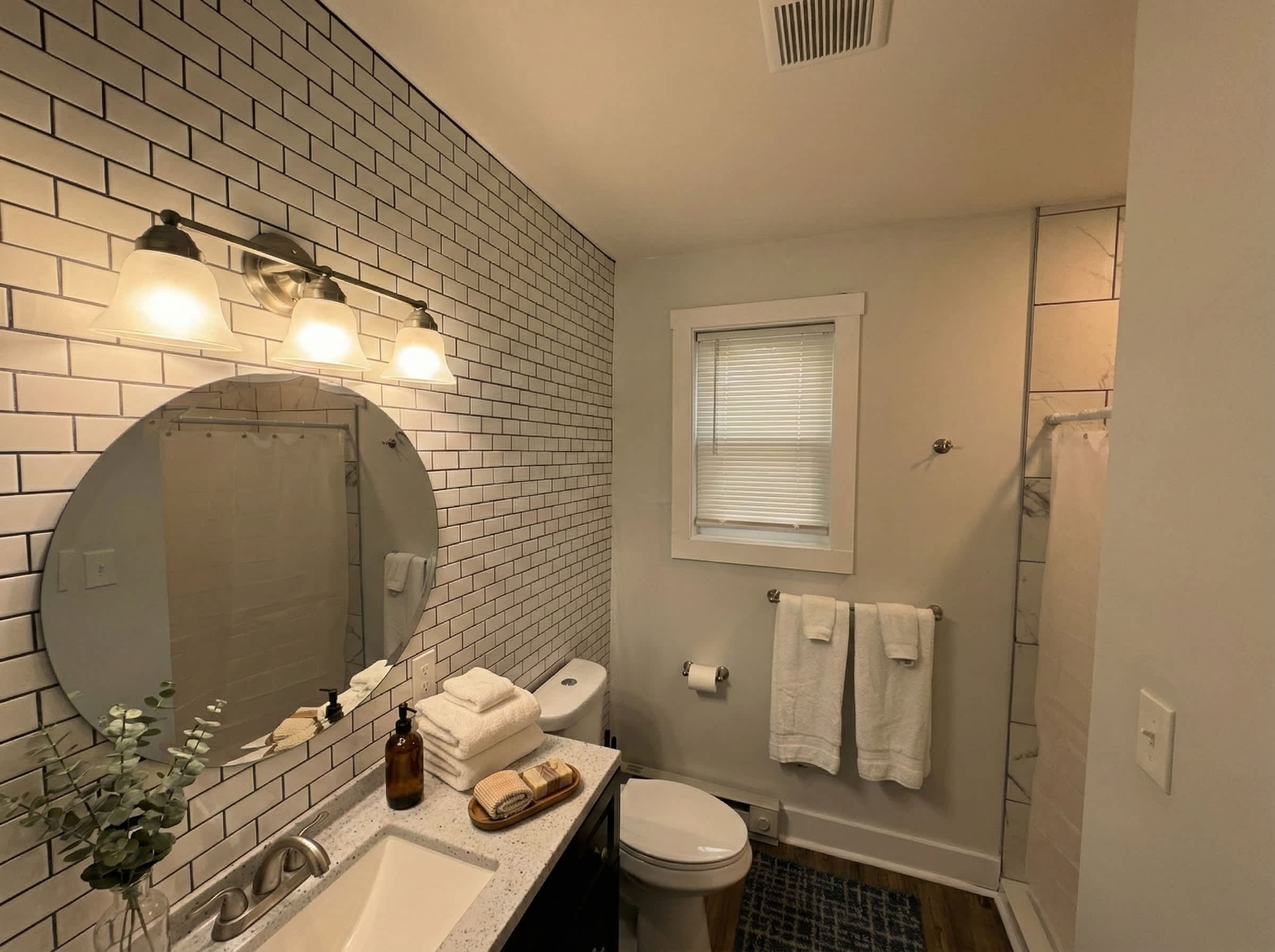 Newly Renovated Apt with King Bed 4