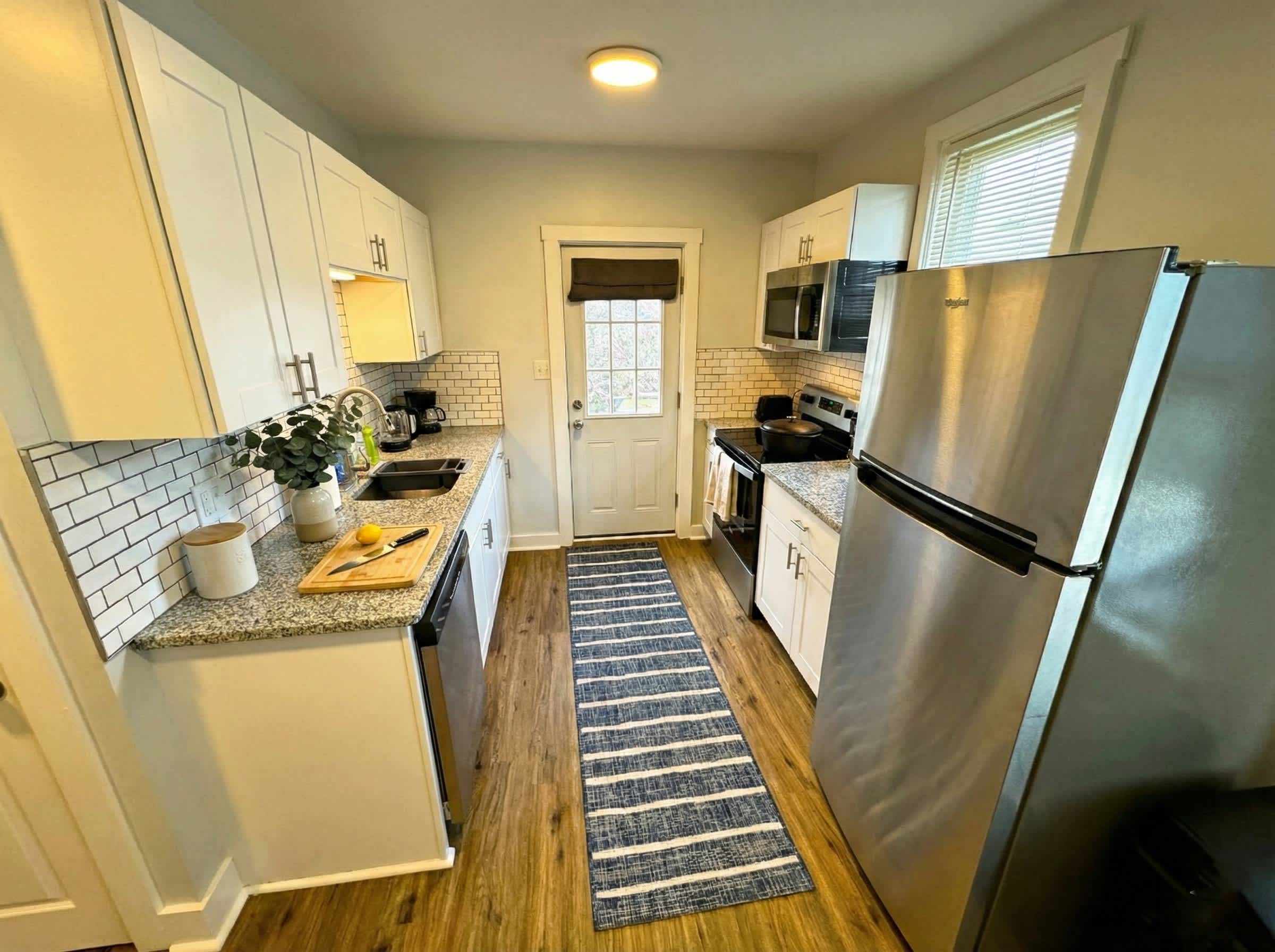 Newly Renovated Apt with King Bed 3