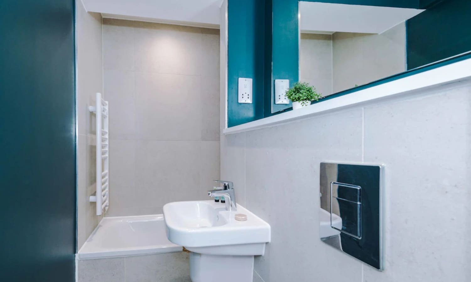 Modern 2BR Apartment with Wifi in Manchester in 7 Spinners Way M15 4UU - Property image 18 - VivreStays