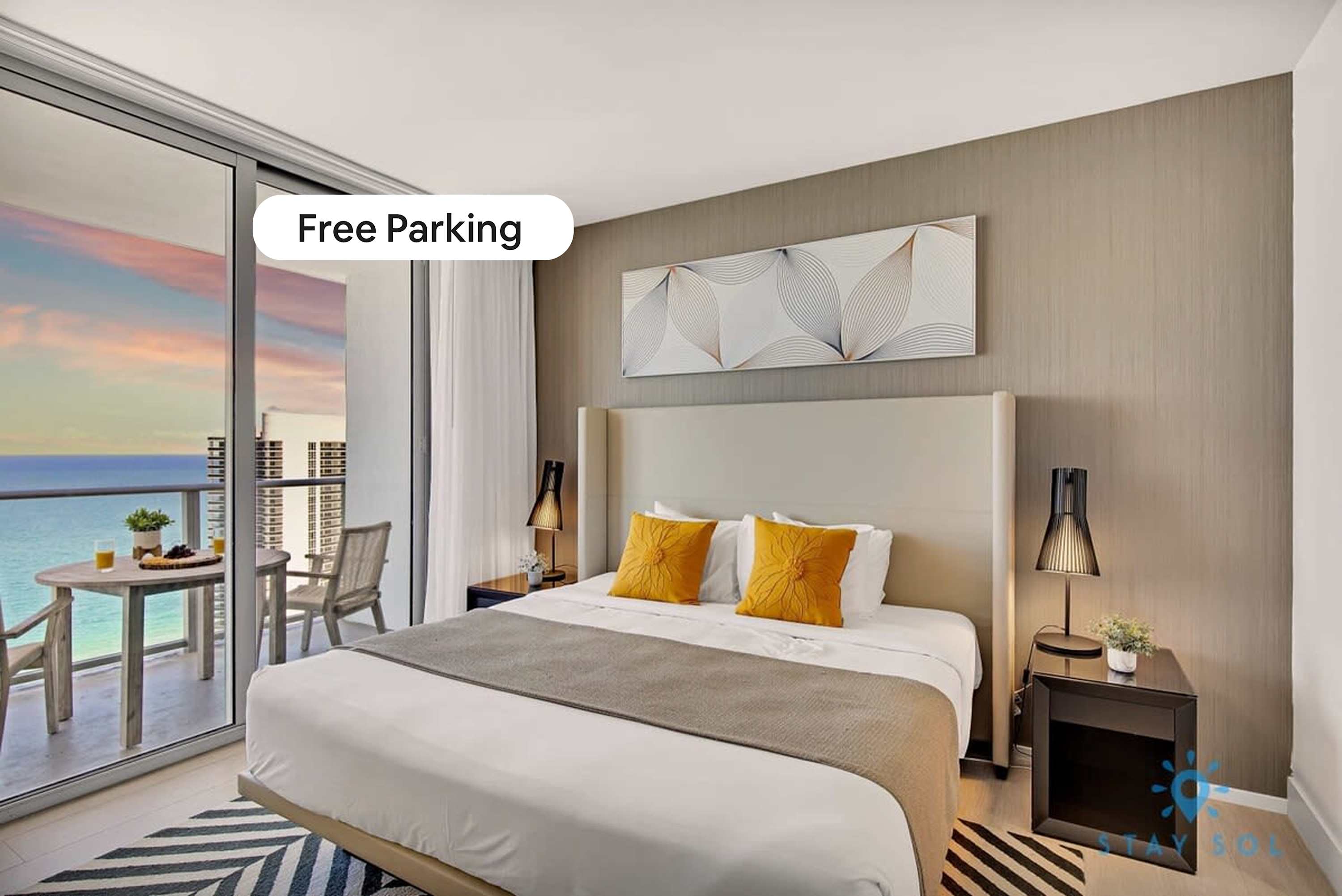 Stylish Ocean‐View Apt + Pool & Parking