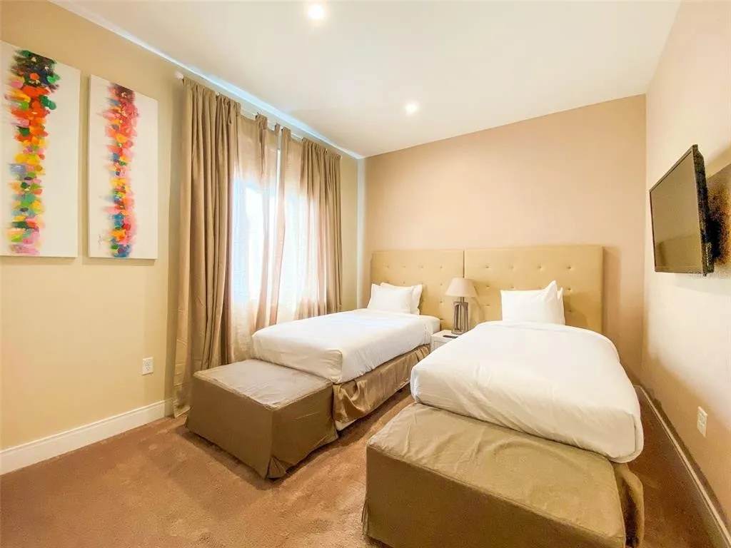 4 BR Home w/ Resort Amenities + 3 MI to Disney