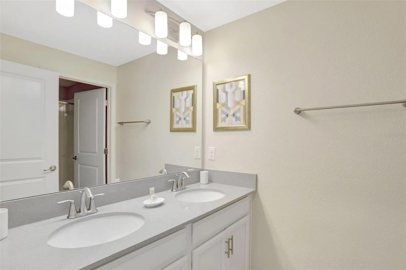 Family townhouse w/ pool & water park access