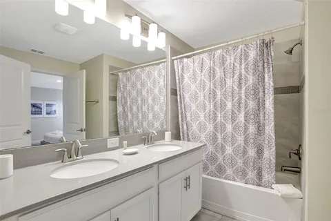 Family townhouse w/ pool & water park access