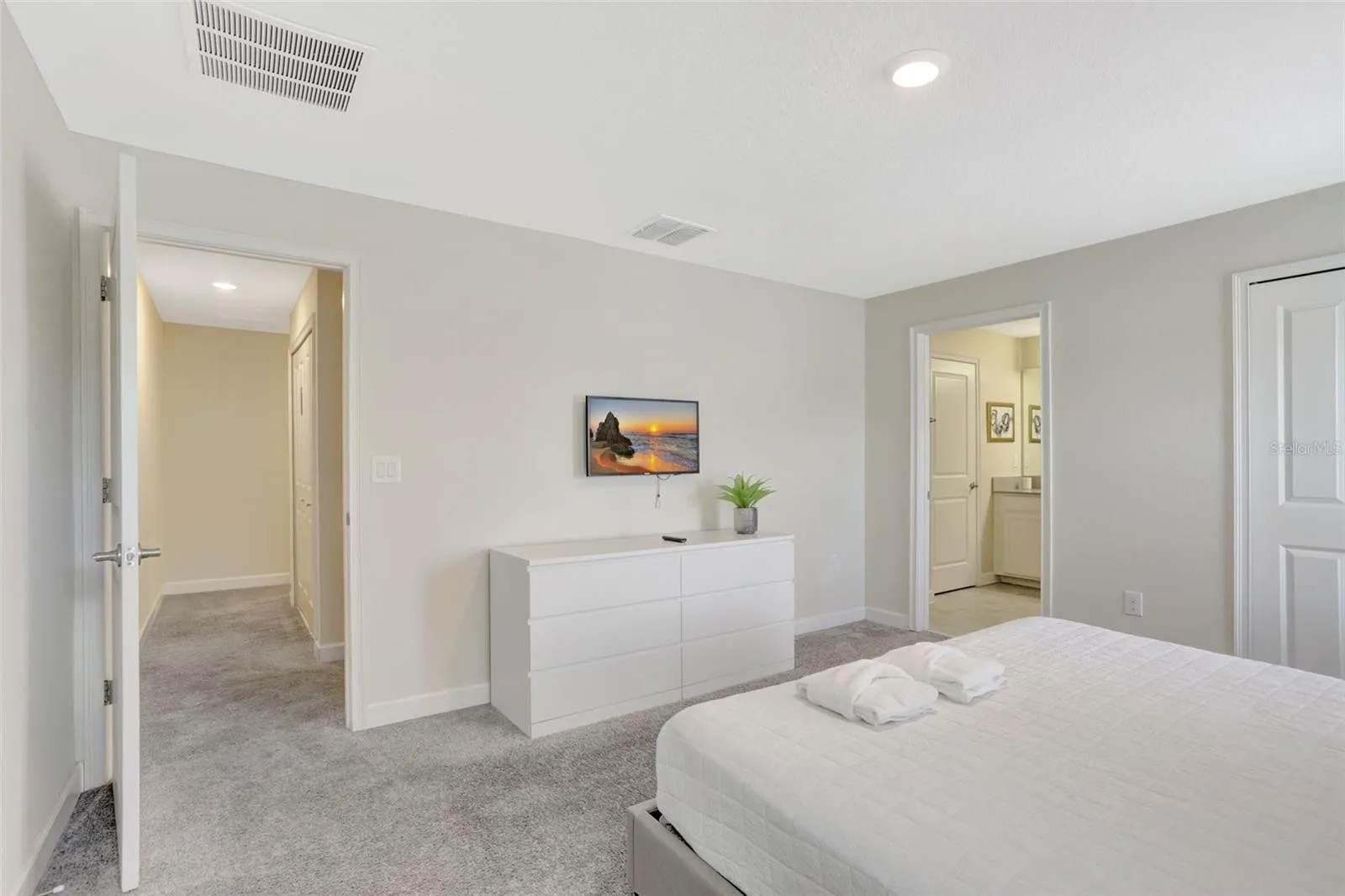 Family townhouse w/ pool & water park access