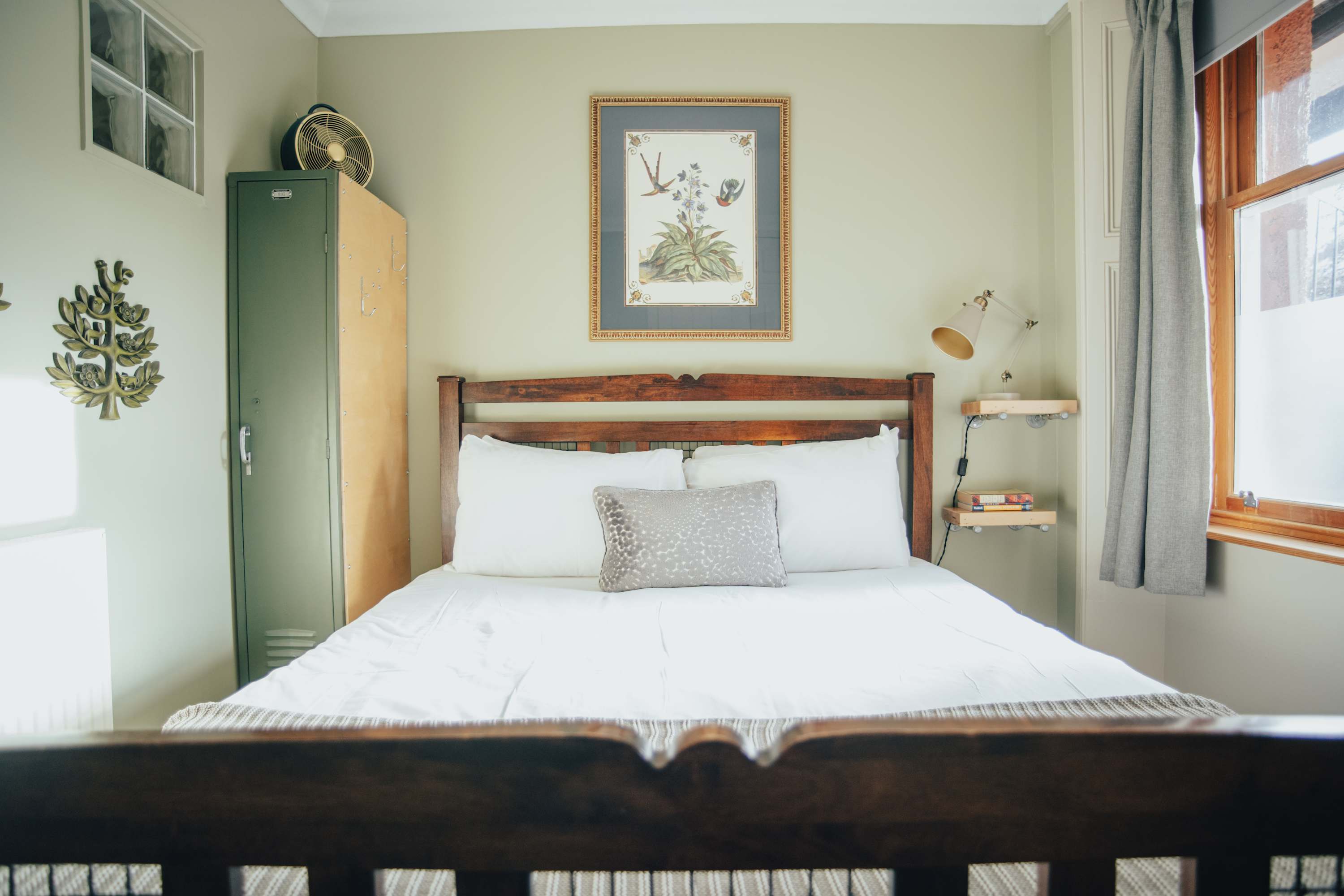 Snug 1 Bed Apartment in Juniper Green with Parking — Edinburgh, Scotland — vacation rental