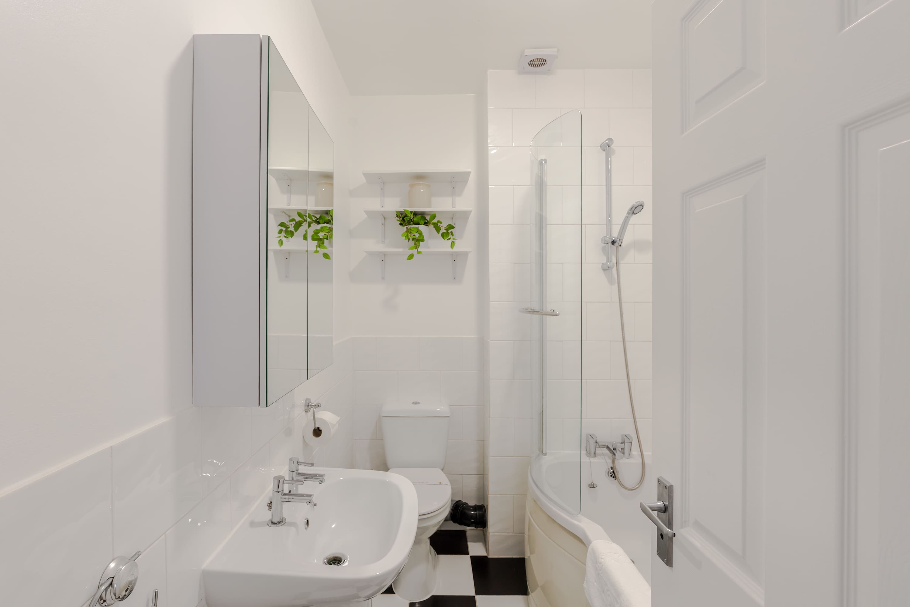 Queen's Park 2-Bed Apartment · Sleeps 4 in Priory Park Road, C NW6 - Property image 7 - VivreStays