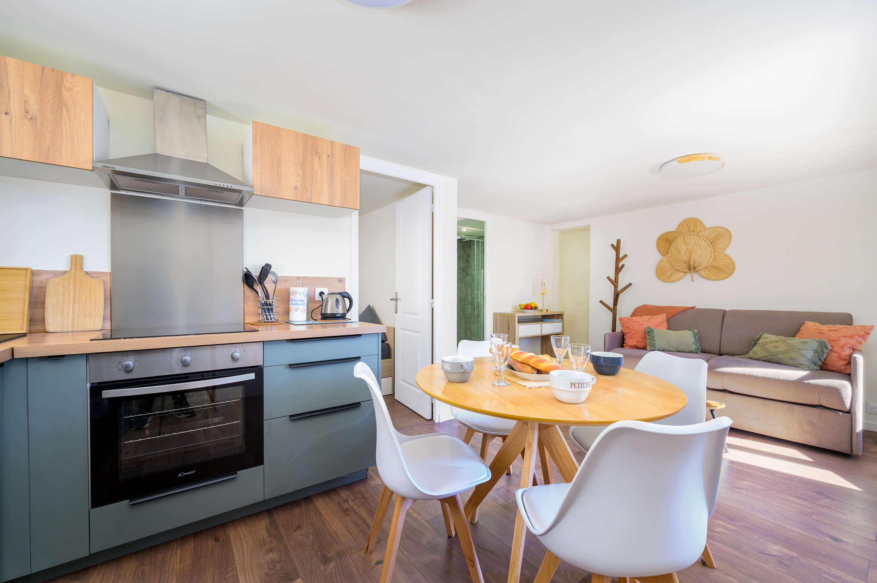 LX235 Lumineux T2 au cœur du village provençal, 4P — Villeneuve-Loubet, Provence-Alpes-Côte d'Azur — vacation rental
