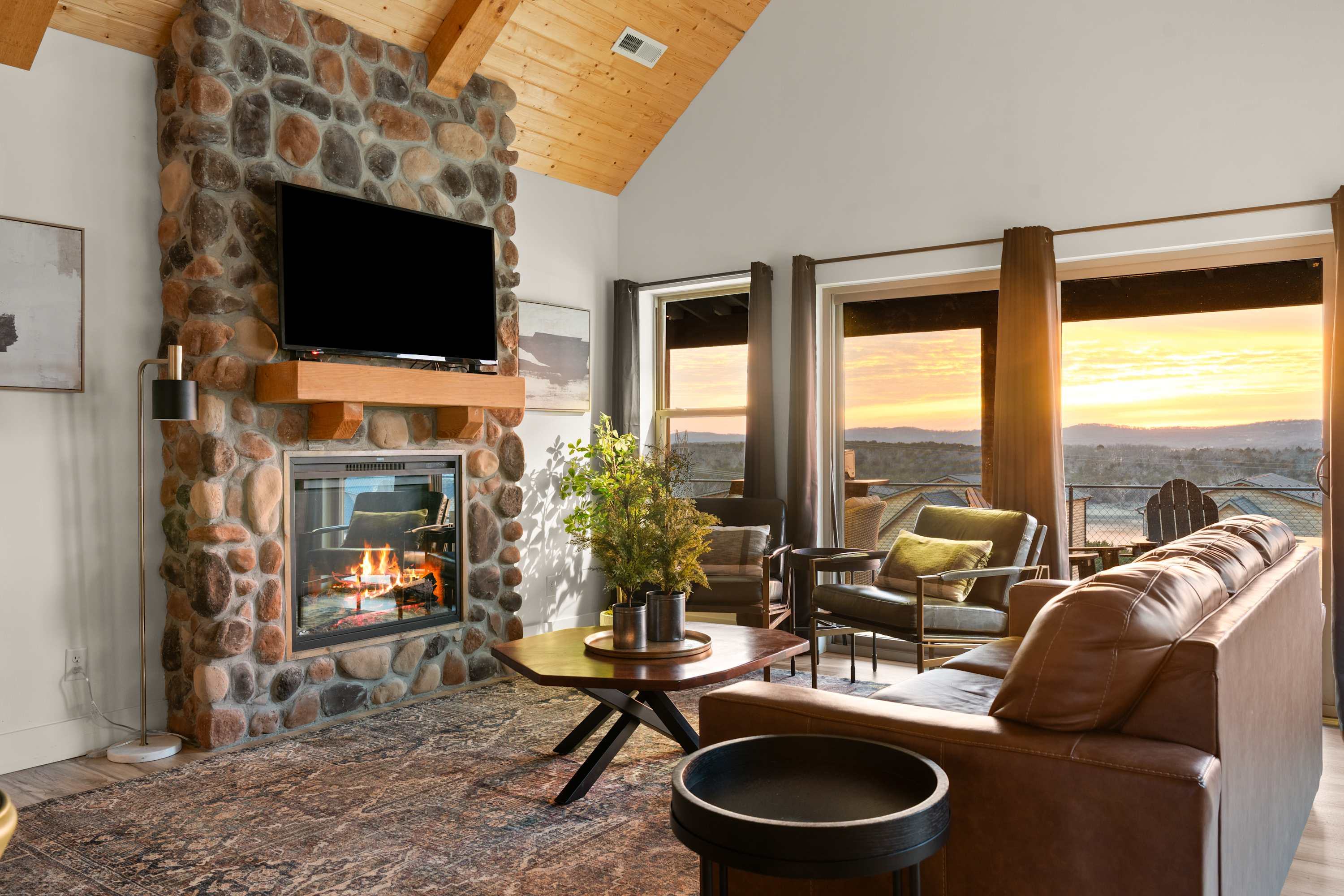 Two Luxury Indoor Fireplaces! By Table Rock Lake!