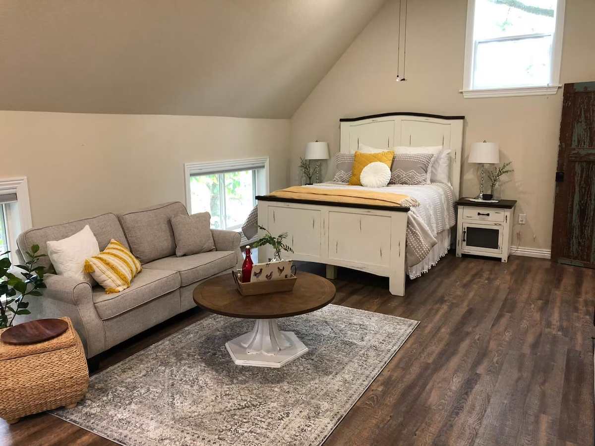 Living/ Queen Bed