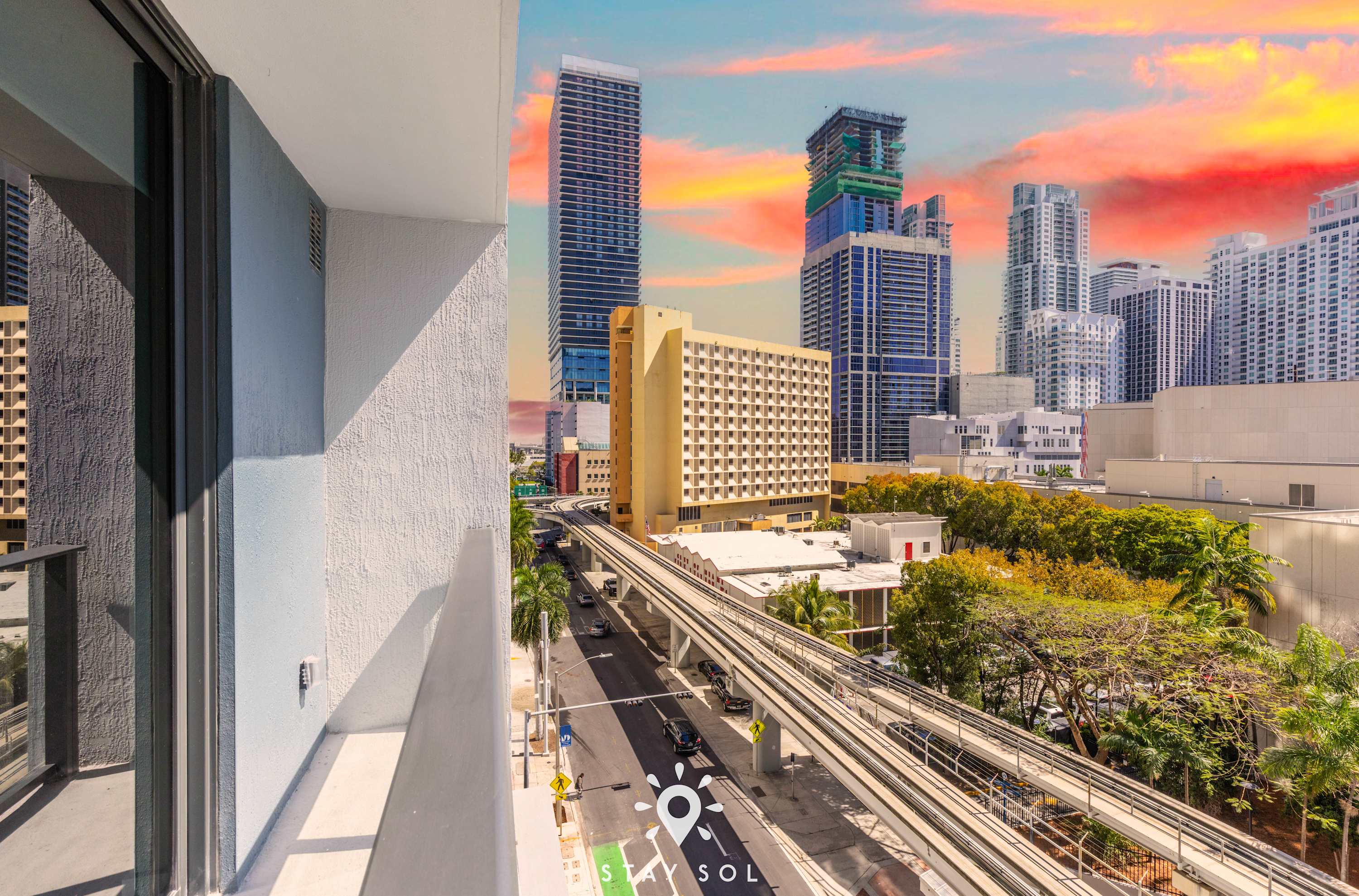 Elite Stay with Rooftop Vibes Studio