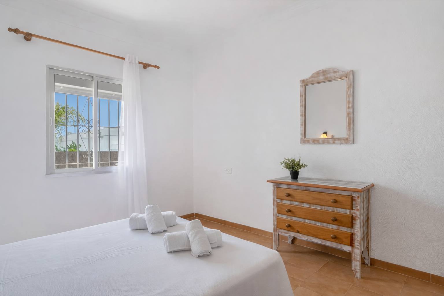 Apartamento accesible en Conil con piscina compartida, parking y jardín privado - image 20