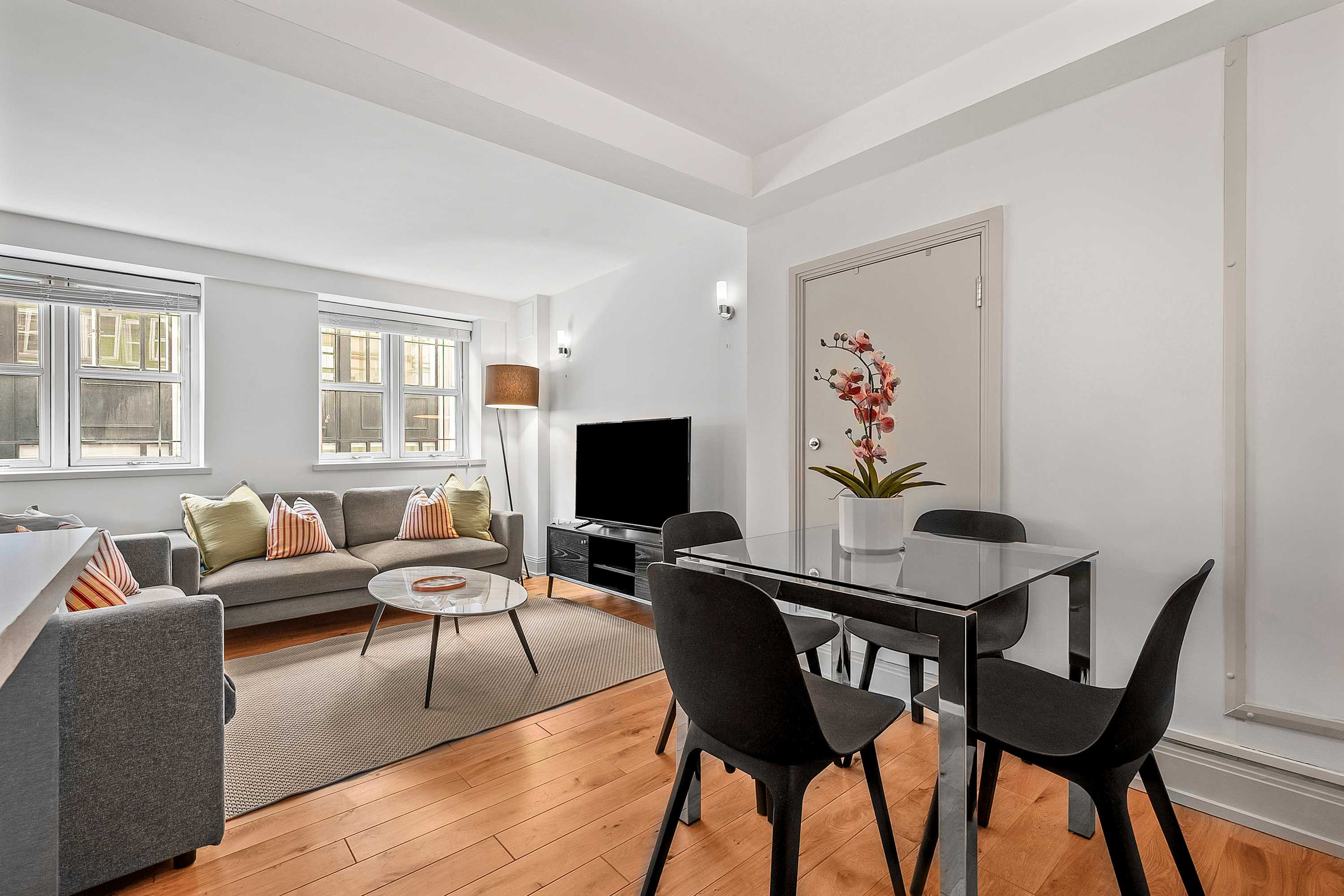 Elegant Soho 1-Bed - Balcony, 2 Baths, Sleeps 4 serviced apartment - London - VivreStays