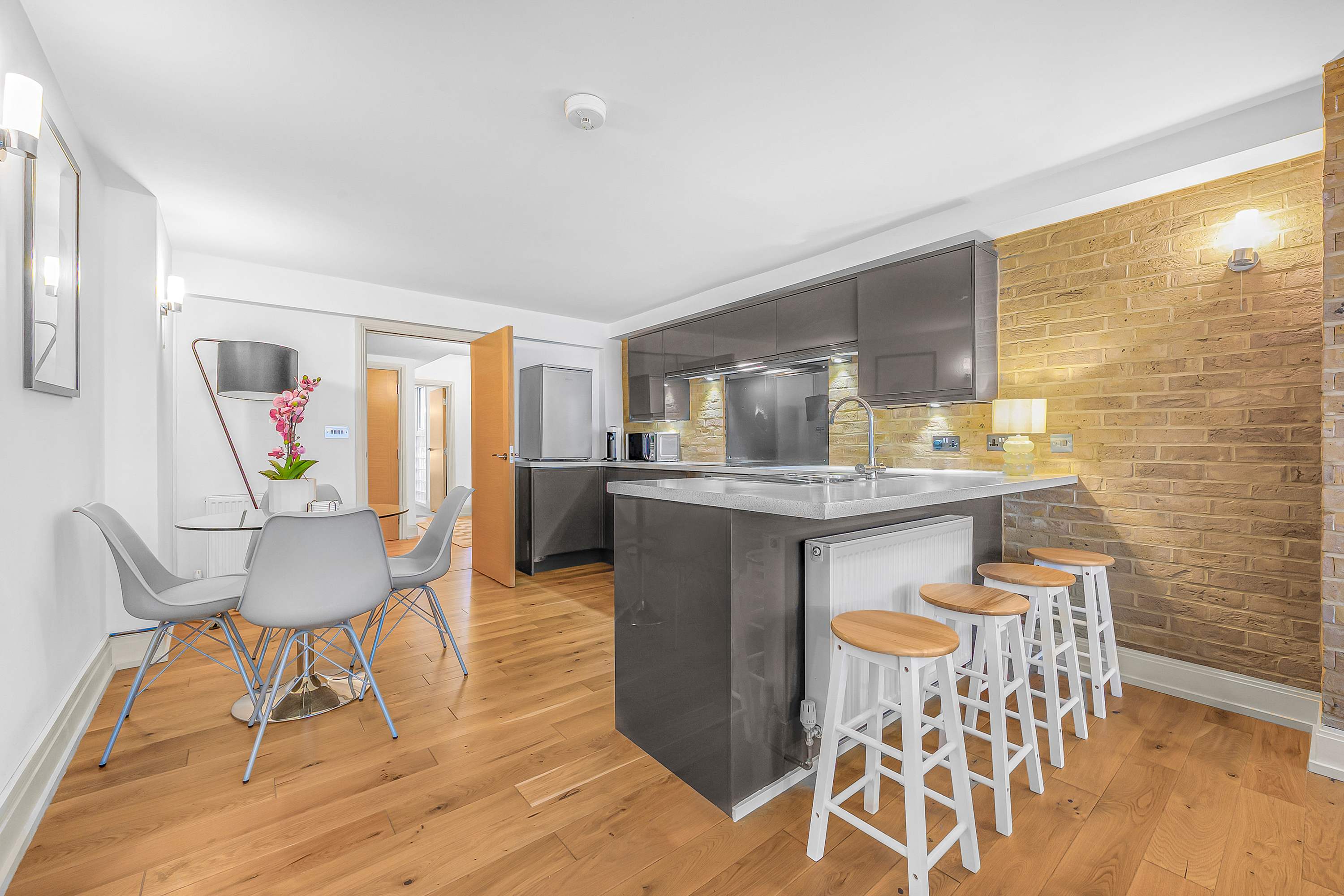 Stylish 1-Bed Soho Apartment - Sleeps 4 - West End in Bateman Street, 1 W1D - Property image 6 - VivreStays