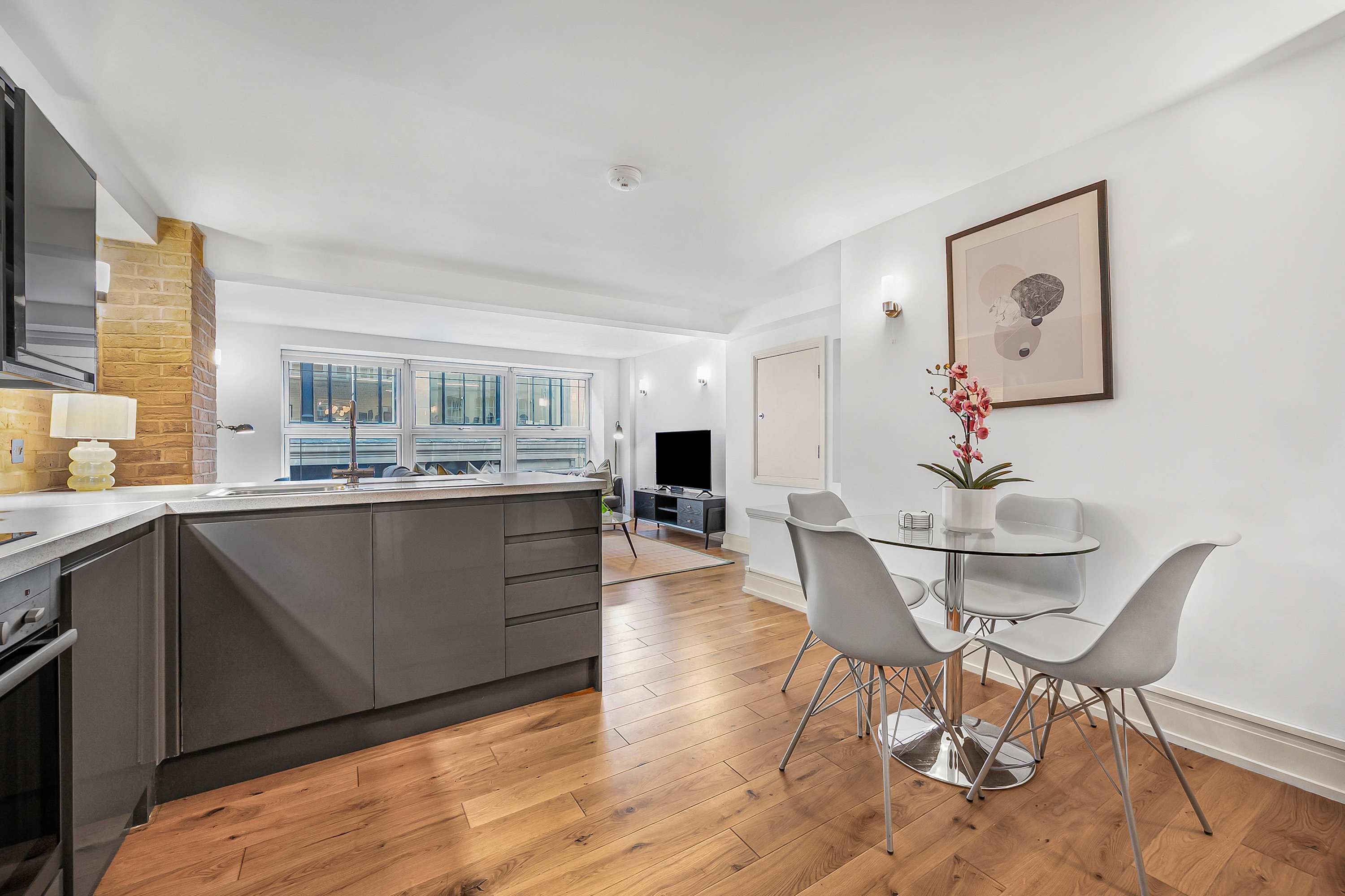 Stylish 1-Bed Soho Apartment - Sleeps 4 - West End in Bateman Street, 1 W1D - Property image 7 - VivreStays